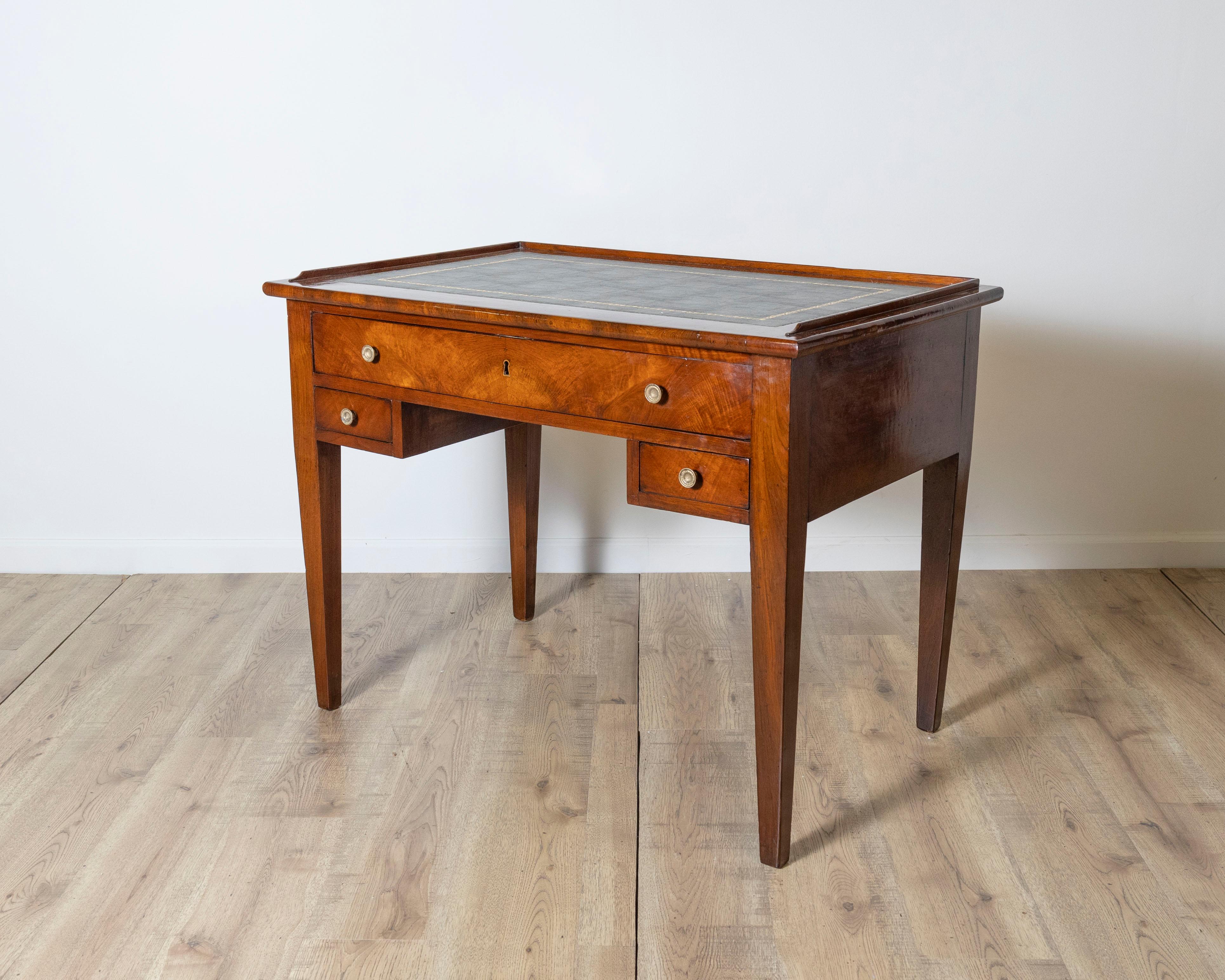 19th Century Antique Directoire Table Writing Desk In Walnut - Italy 19th For Sale