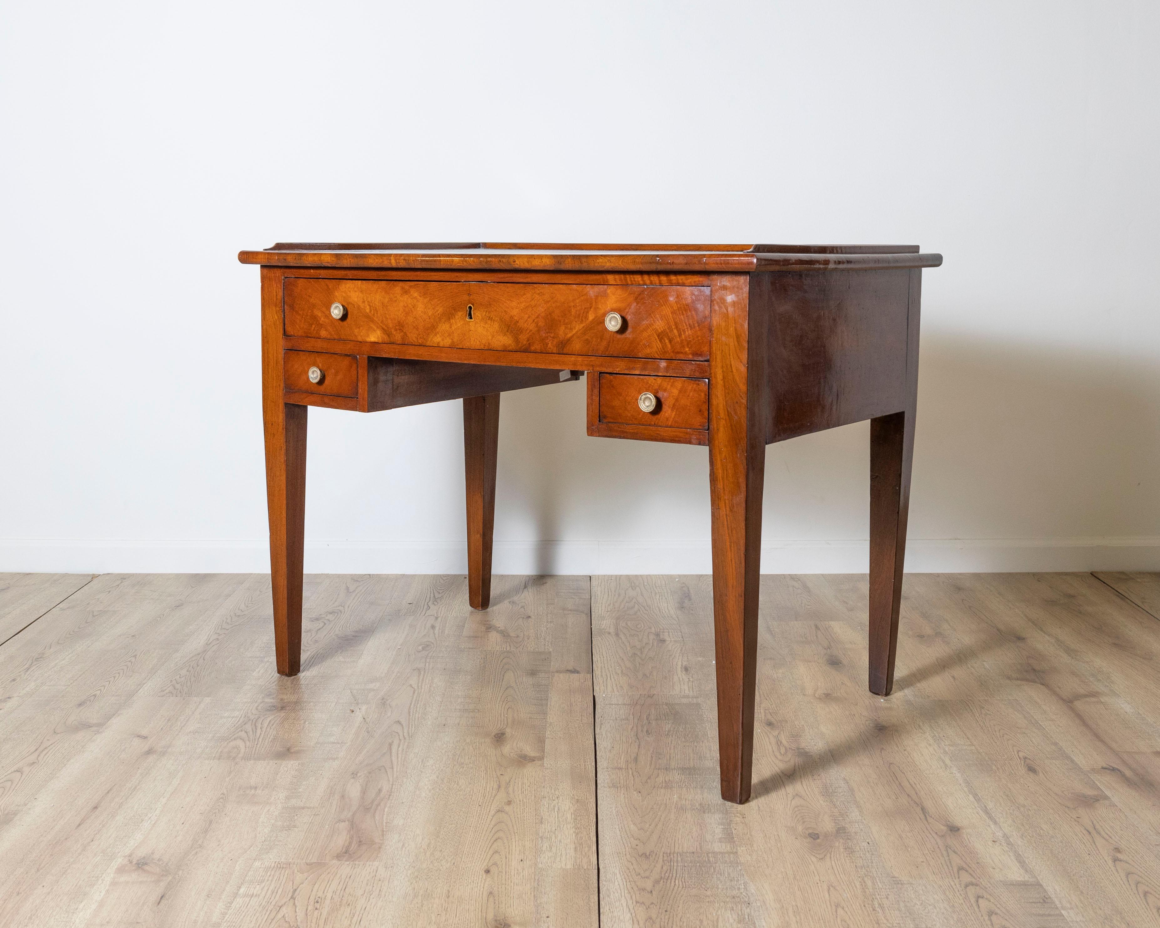 Antique Directoire Table Writing Desk In Walnut - Italy 19th For Sale 1