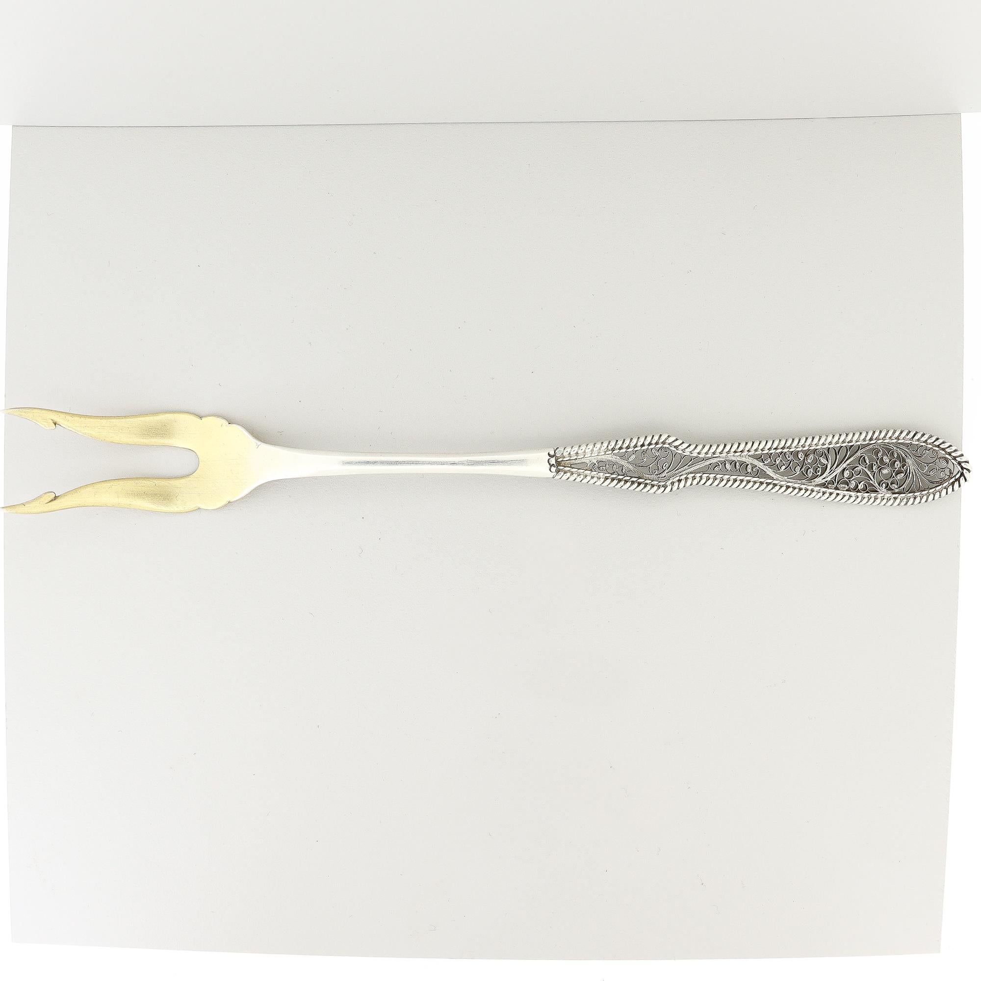 Antiguo tenedor o lanza para aceitunas Dirksen de plata de ley con filigrana en venta 2