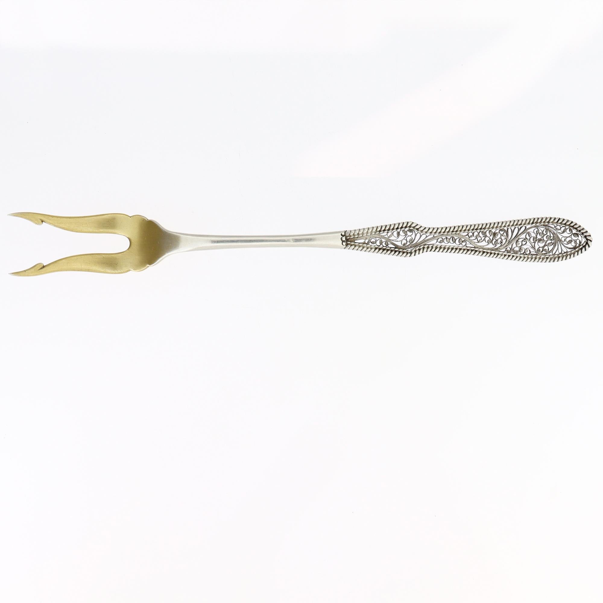 Antiguo tenedor o lanza para aceitunas Dirksen de plata de ley con filigrana Eduardiano en venta