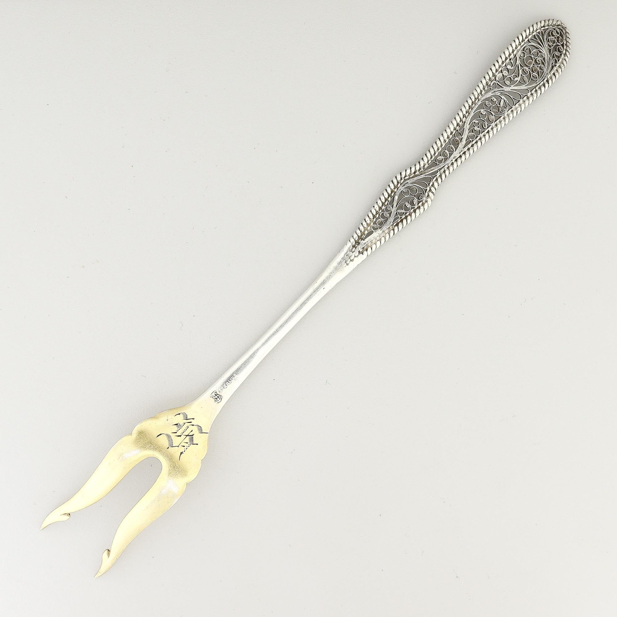 Antiguo tenedor o lanza para aceitunas Dirksen de plata de ley con filigrana Dorado en venta