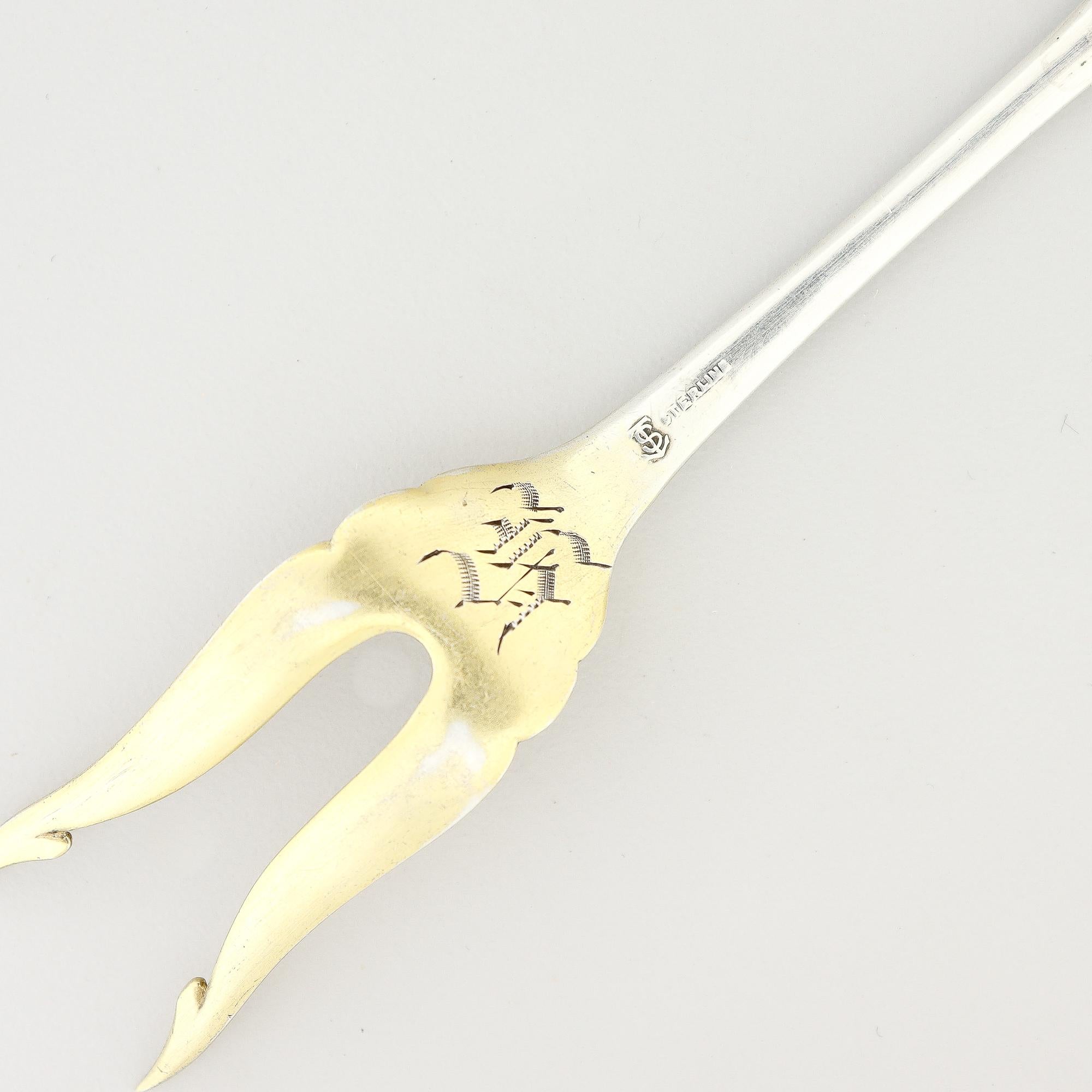 Antiguo tenedor o lanza para aceitunas Dirksen de plata de ley con filigrana en Bueno estado para la venta en Philadelphia, PA