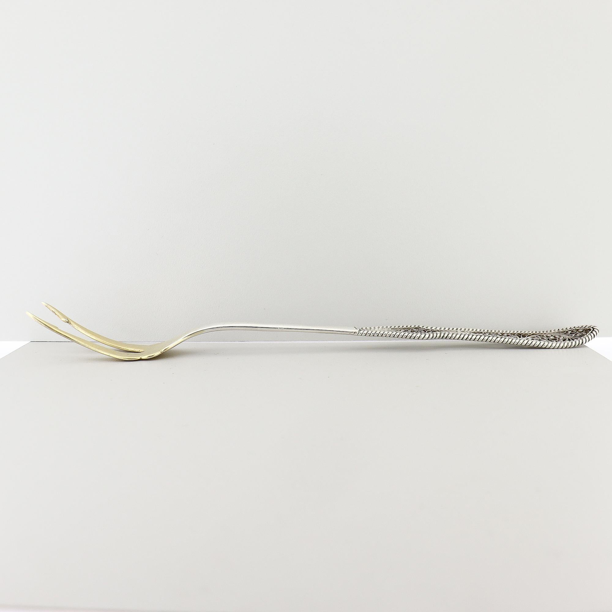 Antiguo tenedor o lanza para aceitunas Dirksen de plata de ley con filigrana siglo XX en venta