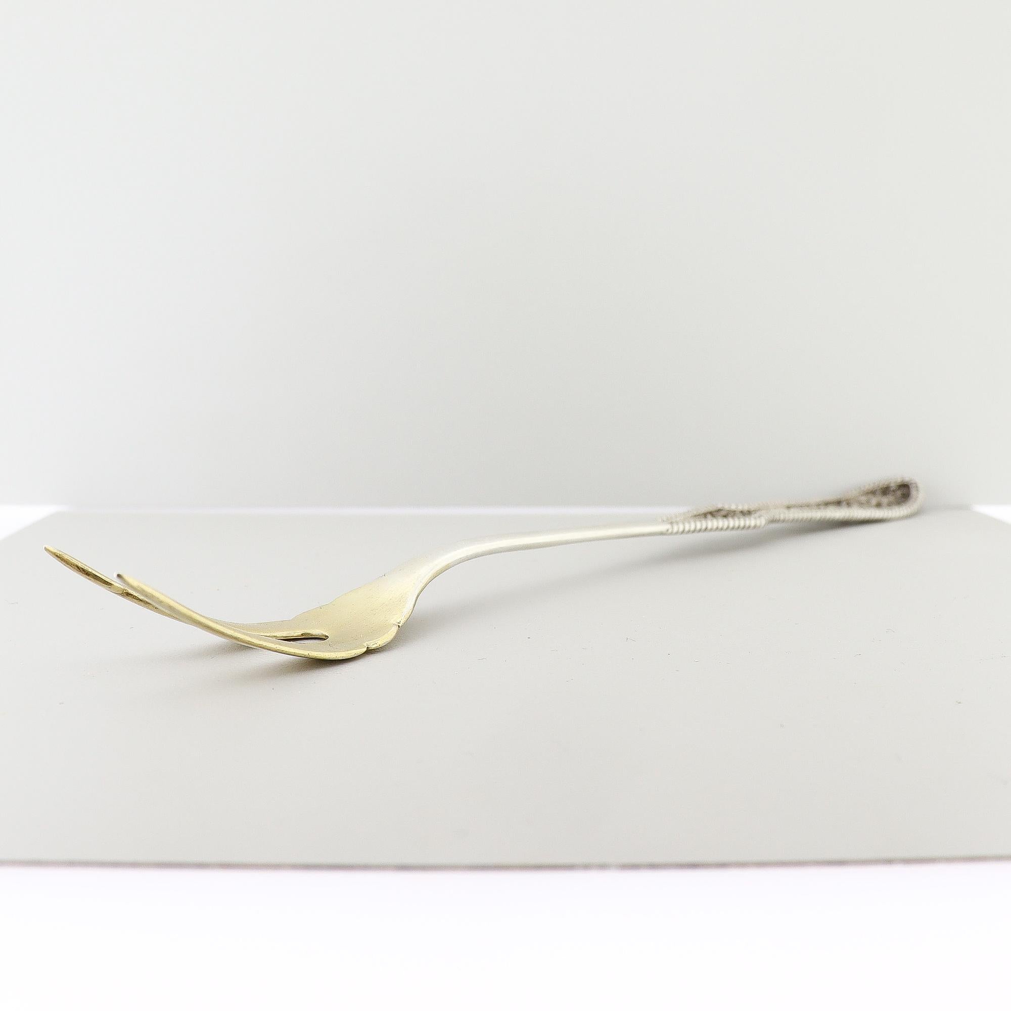 Antiguo tenedor o lanza para aceitunas Dirksen de plata de ley con filigrana Plata esterlina en venta