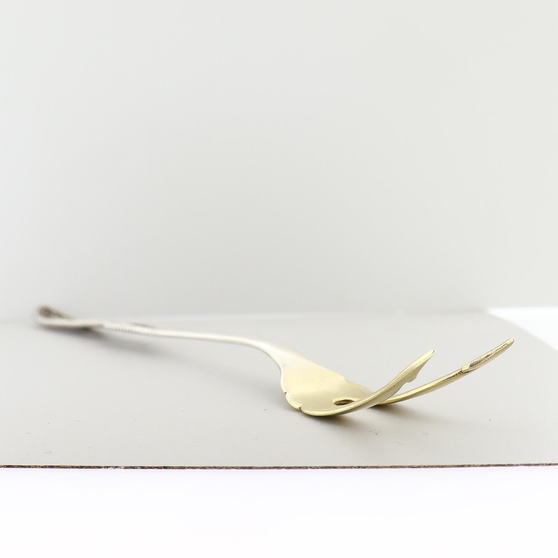 Antiguo tenedor o lanza para aceitunas Dirksen de plata de ley con filigrana en venta 1