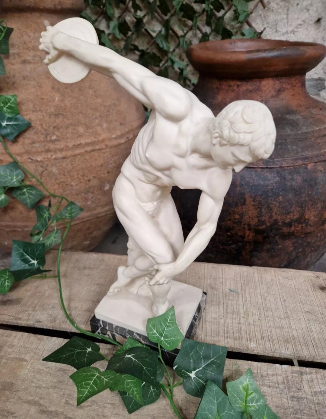 Romano classico Antica scultura Diskobolos in alabastro e marmo in vendita