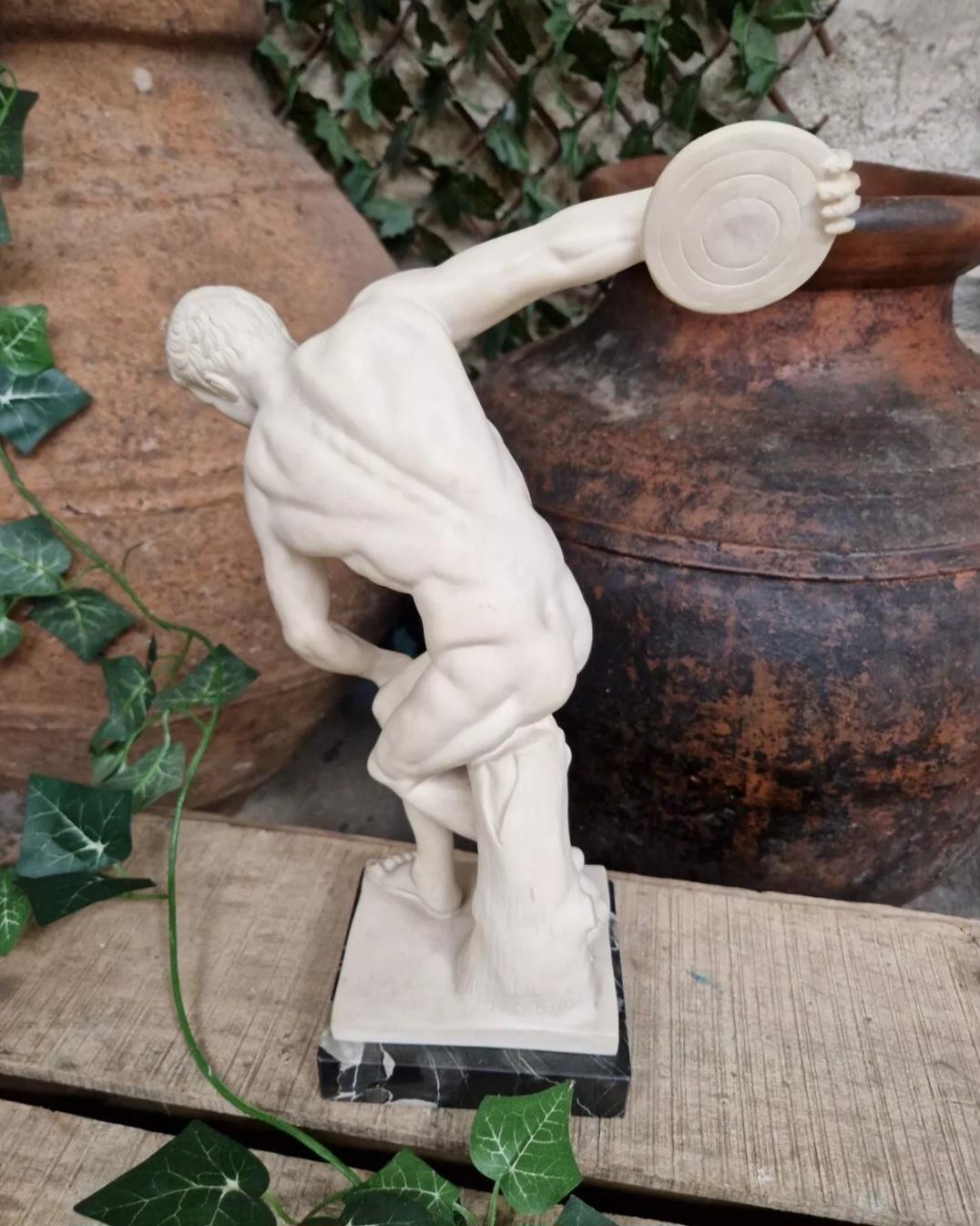 Italiano Antica scultura Diskobolos in alabastro e marmo in vendita