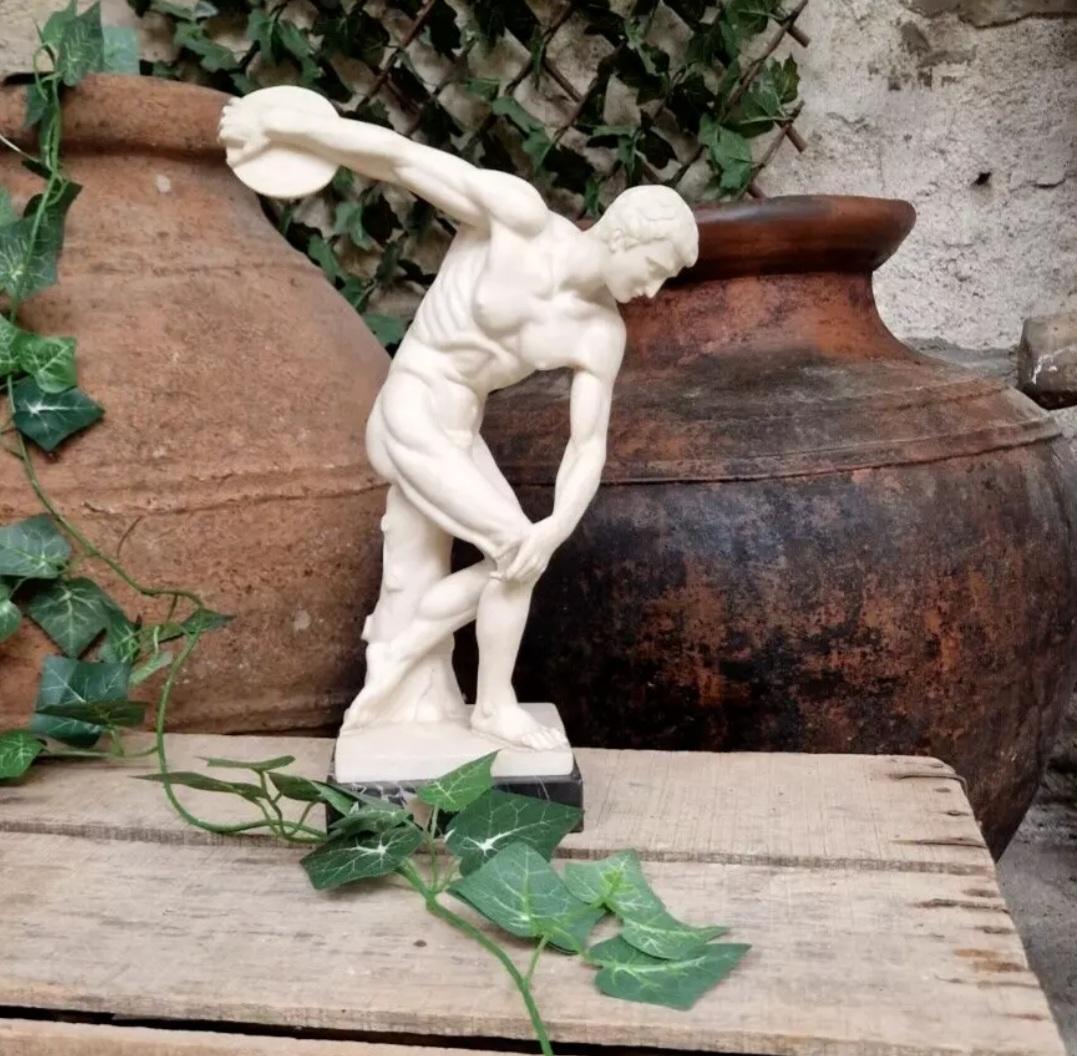 XX secolo Antica scultura Diskobolos in alabastro e marmo in vendita
