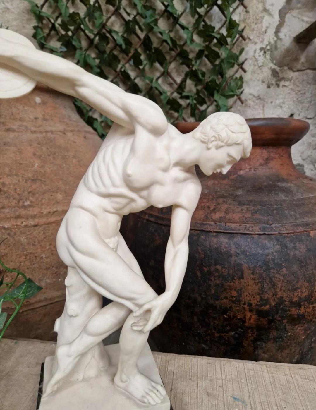 Alabastro Antica scultura Diskobolos in alabastro e marmo in vendita