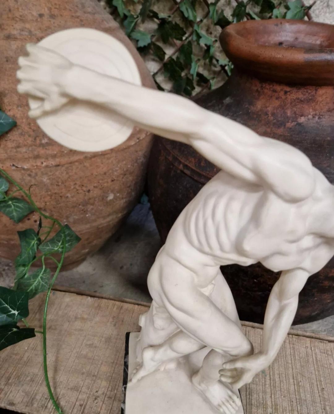 Antica scultura Diskobolos in alabastro e marmo in vendita 1