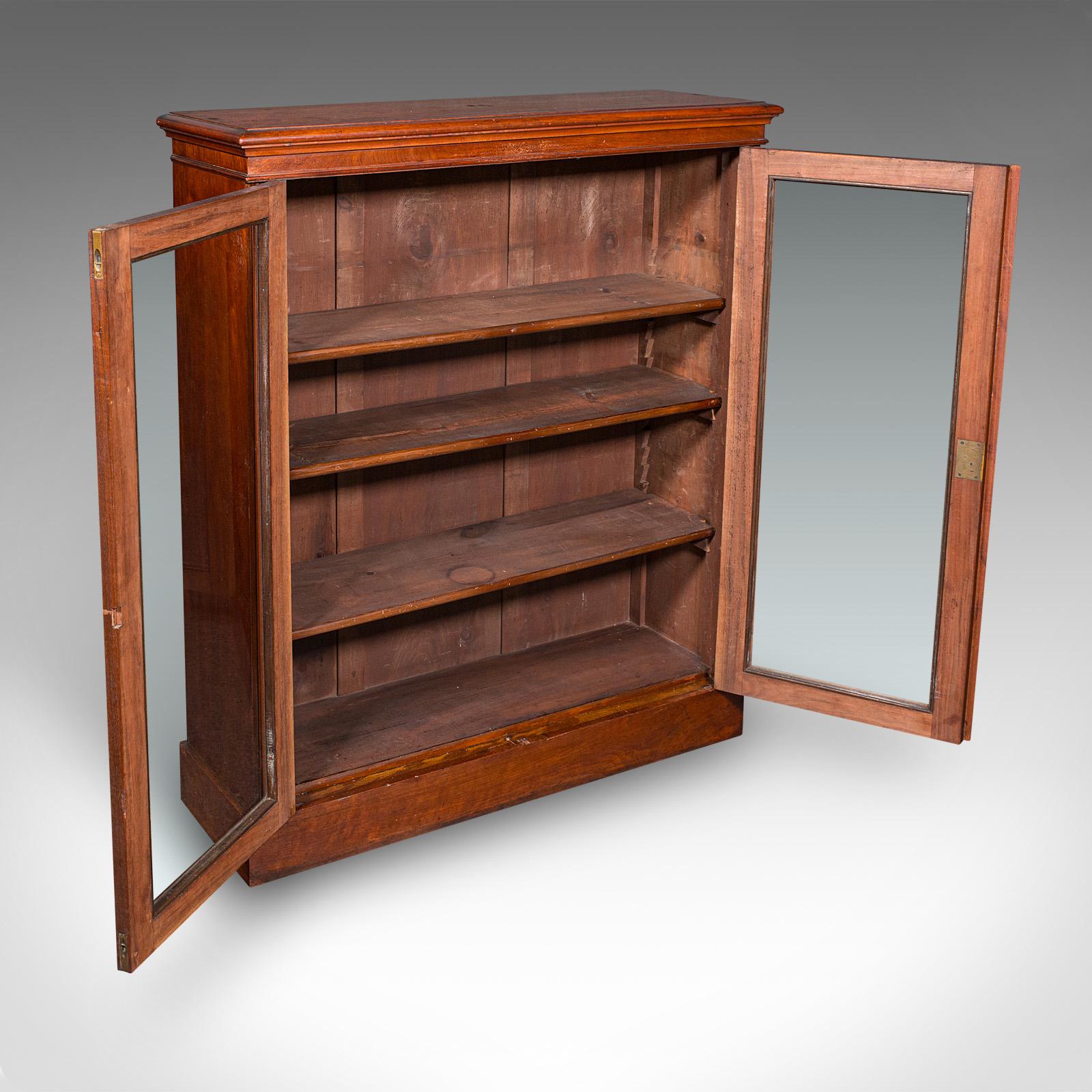 Il s'agit d'une bibliothèque d'exposition ancienne. Cabinet de lecture anglais en acajou vitré à deux portes, datant de la fin de la période victorienne, vers 1900. 

Un bel exemple d'artisanat d'époque, idéal pour présenter des titres préférés ou