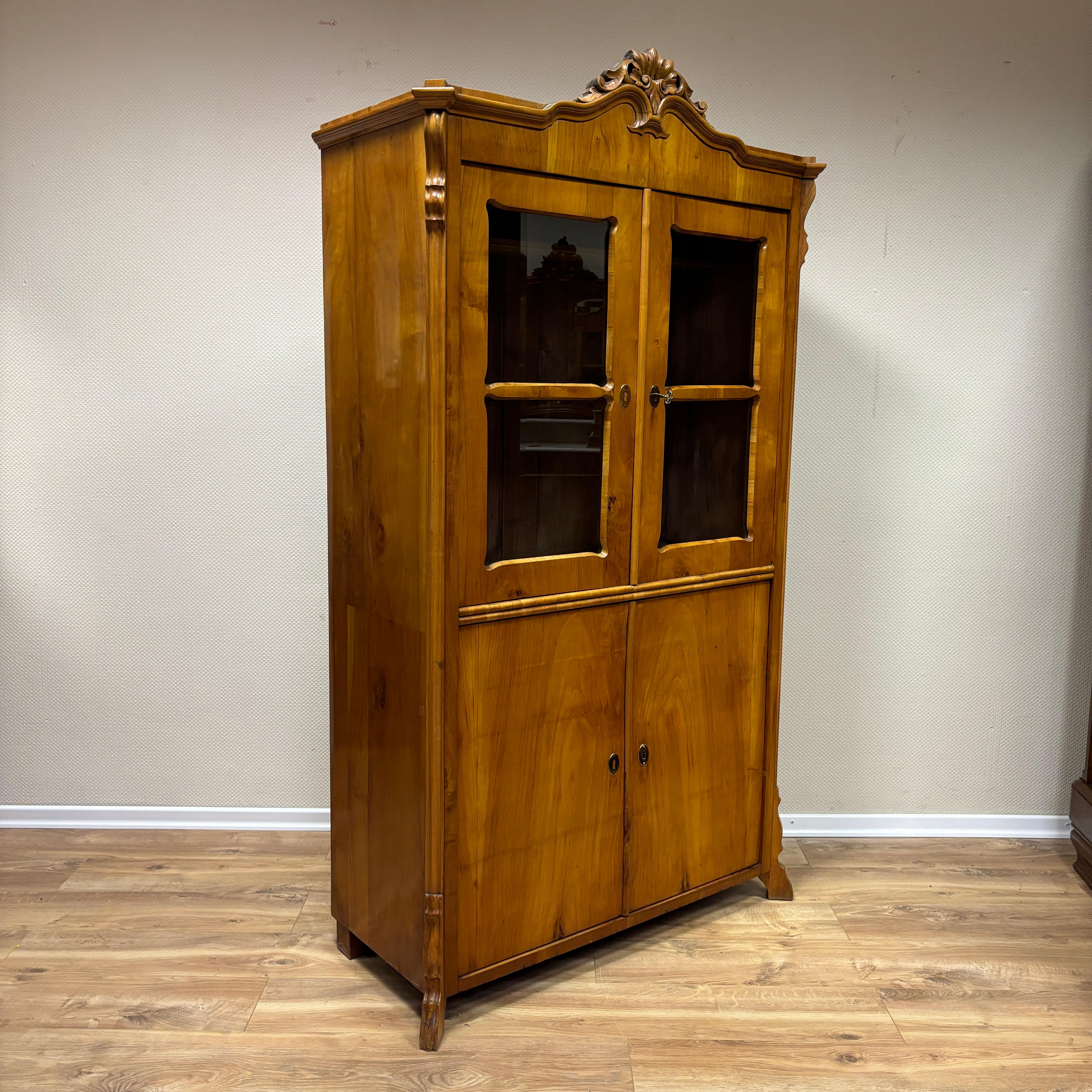 ✓ Elegante e decorativo
✓ Ferramenta e serratura originali in ottone
✓ Completamente funzionante

Dimensioni: L: 106 cm H: 192 cm P: 48 cm
Articolo: Vetrina antica
Articolo n.: 703
Provenienza: Francia, intorno al 1830
Materiale: Legno Wood
Colore: