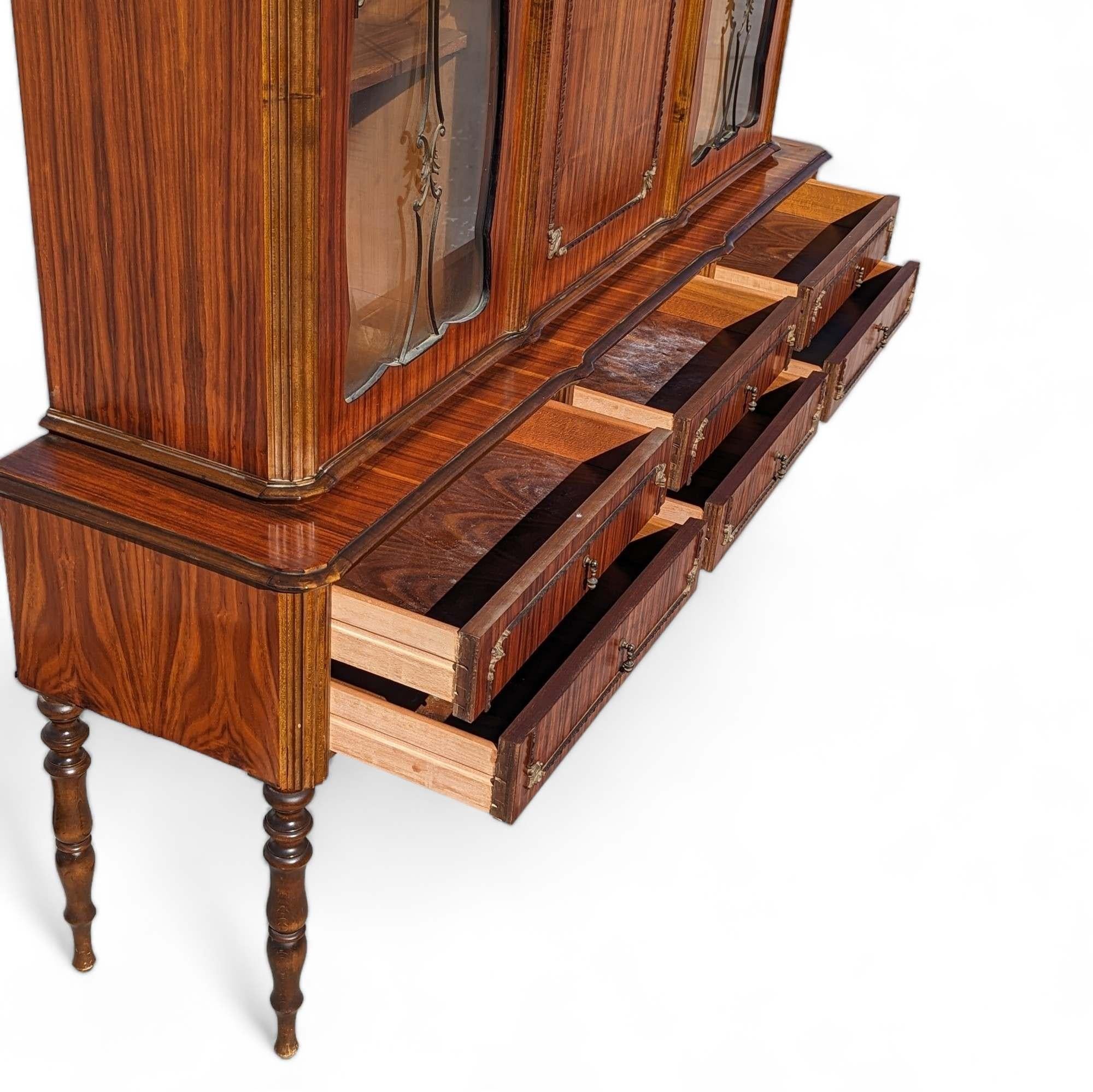Una pieza impresionante con hermosas vetas de madera y atención al detalle. 

Este artículo se fotografió con luz exterior directa, no se ha realizado ningún trabajo de restauración. Nota: una de las patas de delante parece inclinarse ligeramente