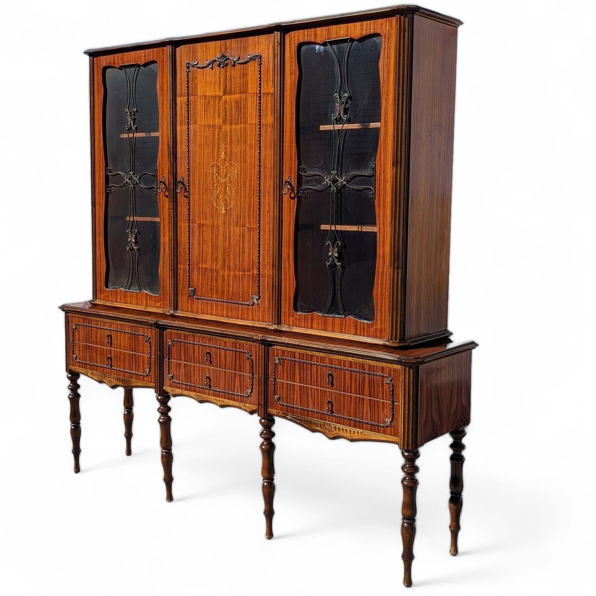 Vitrina Antigua, Armario Buffet para China, Patas de Madera Torneadas, Cristal en Bueno estado para la venta en Rancho Cucamonga, CA