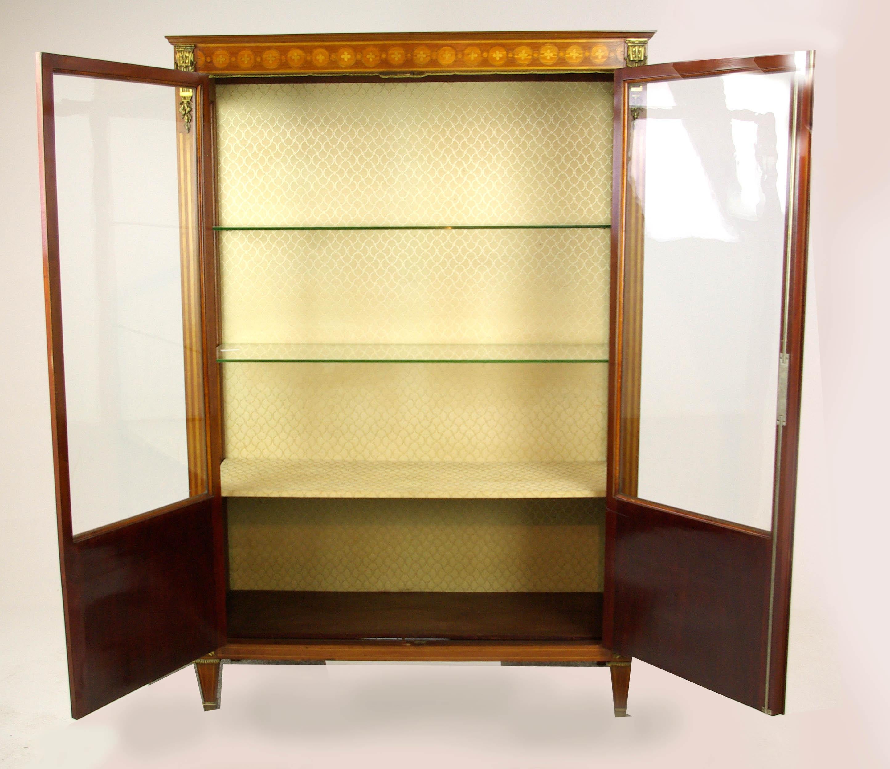 Antique display cabinet, curio cabinet, Louis XVl cabinet, Vitrine, France 1900, antique furniture, B1295

France 1900
Molded top above, inlaid frieze below
Decorated ormolu mounts to the top
Glass doors below
Open to reveal plate glass