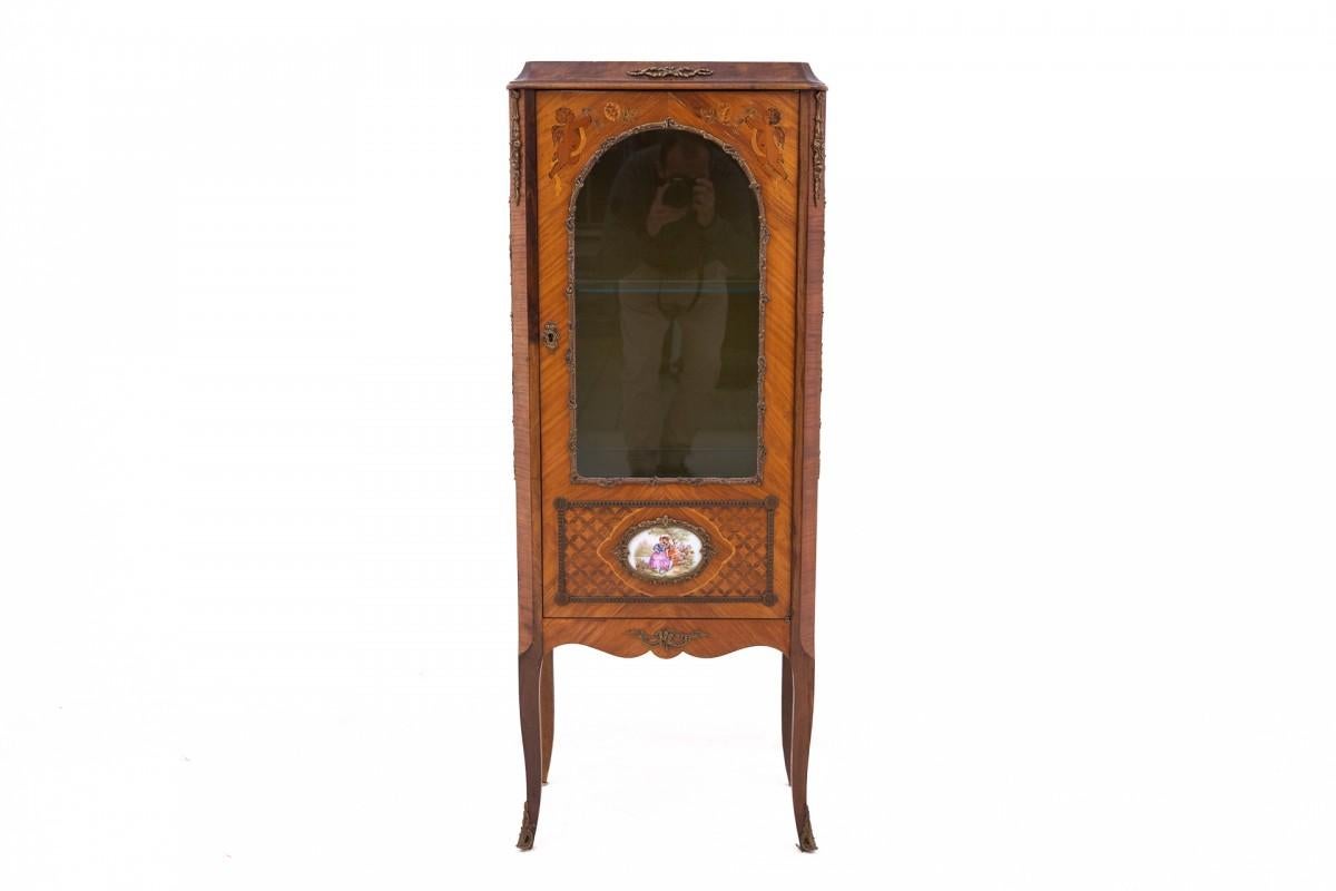 Vitrine ancienne du tournant des 19e et 20e siècles, Europe du Nord.

Dimensions : hauteur 131 cm / largeur 51 cm / profondeur 31 cm