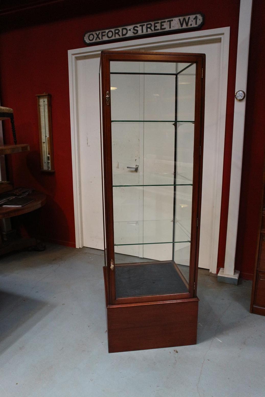Antique mahogany display case with 3 adjustable glass shelves. Entirely in perfect condition. Everything looks better in this beautiful display case. These types of display cases were previously made especially for the large chic department stores