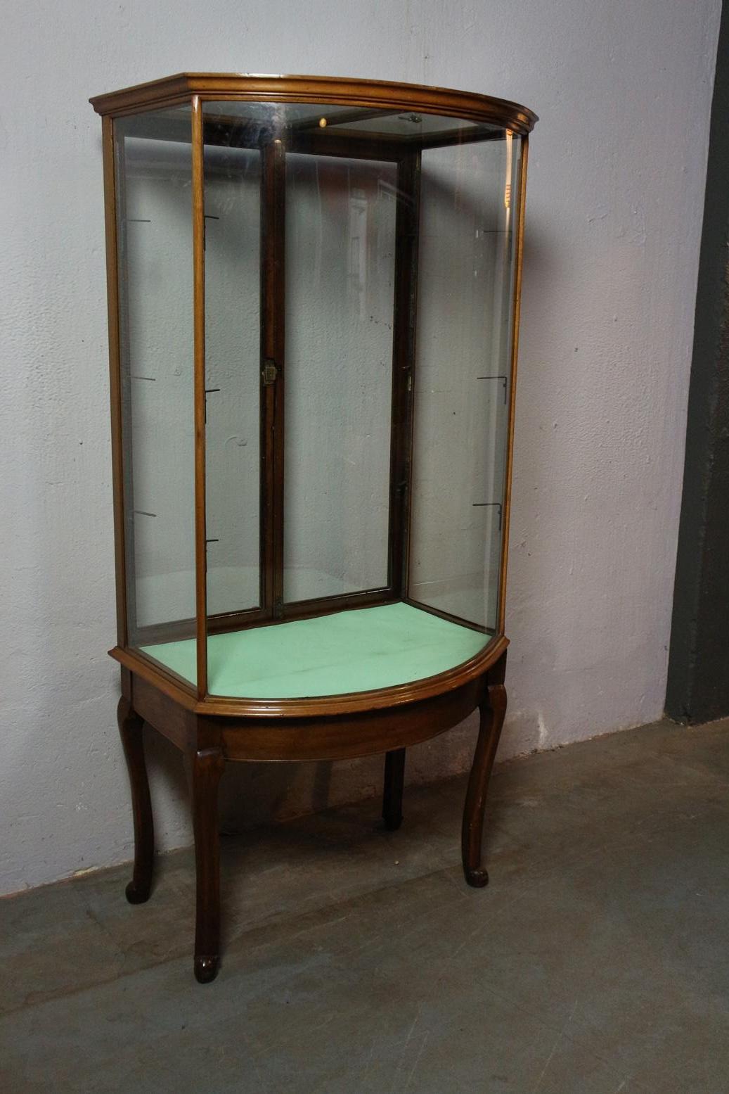 Antique walnut display case with curved glass. Entirely in good condition. With 3 adjustable glass shelves.
Origin: England
Period: Approx. 1900
Size: 88cm x d.65cm x h. 189cm