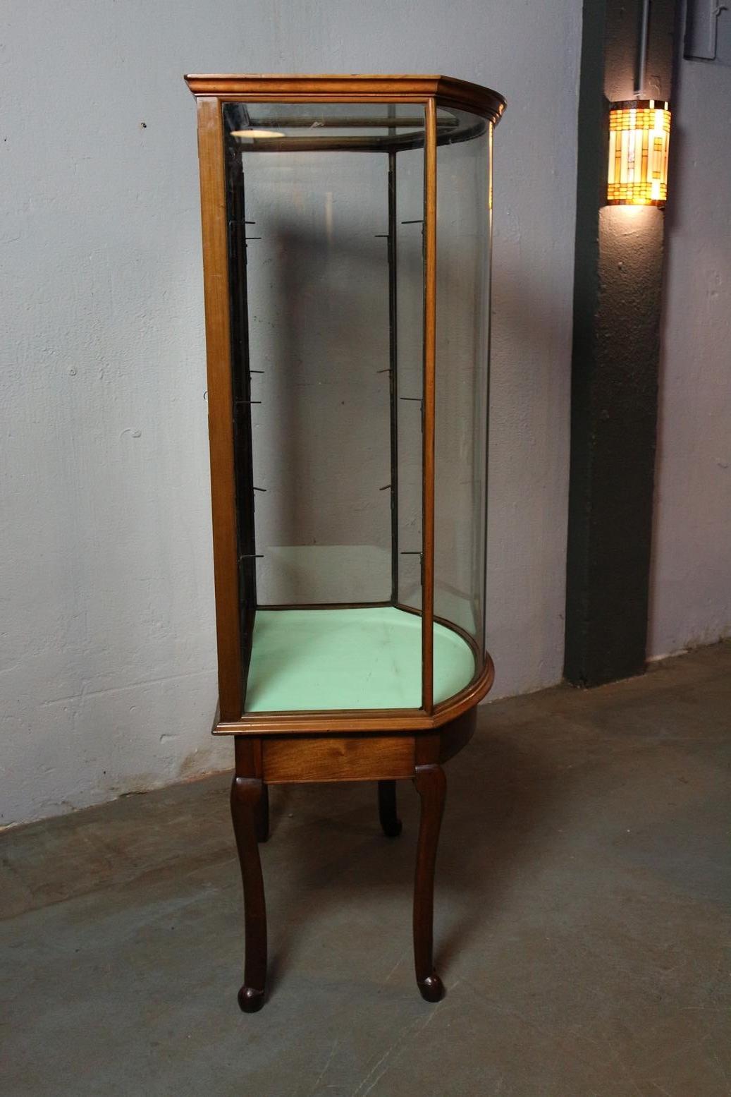 Antique display cabinet. In Good Condition In Eindhoven, NL