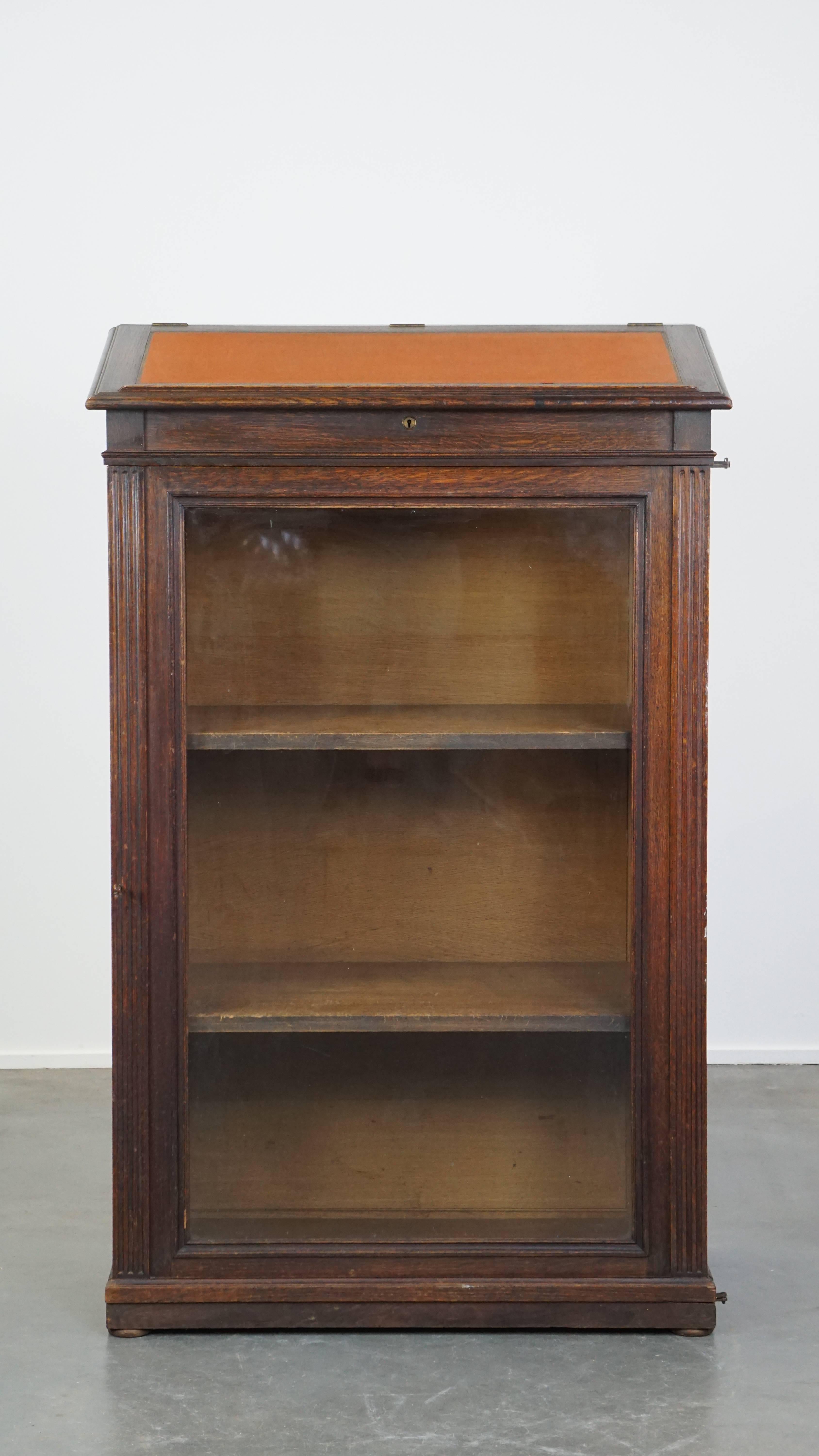 Questo splendido pezzo è un'opportunità unica per gli appassionati! Realizzato in Oak, questo mobile antico è dotato di un'anta in vetro che ti permetterà di esporre i tuoi oggetti. Un vero e proprio colpo d'occhio, che si adatta perfettamente sia
