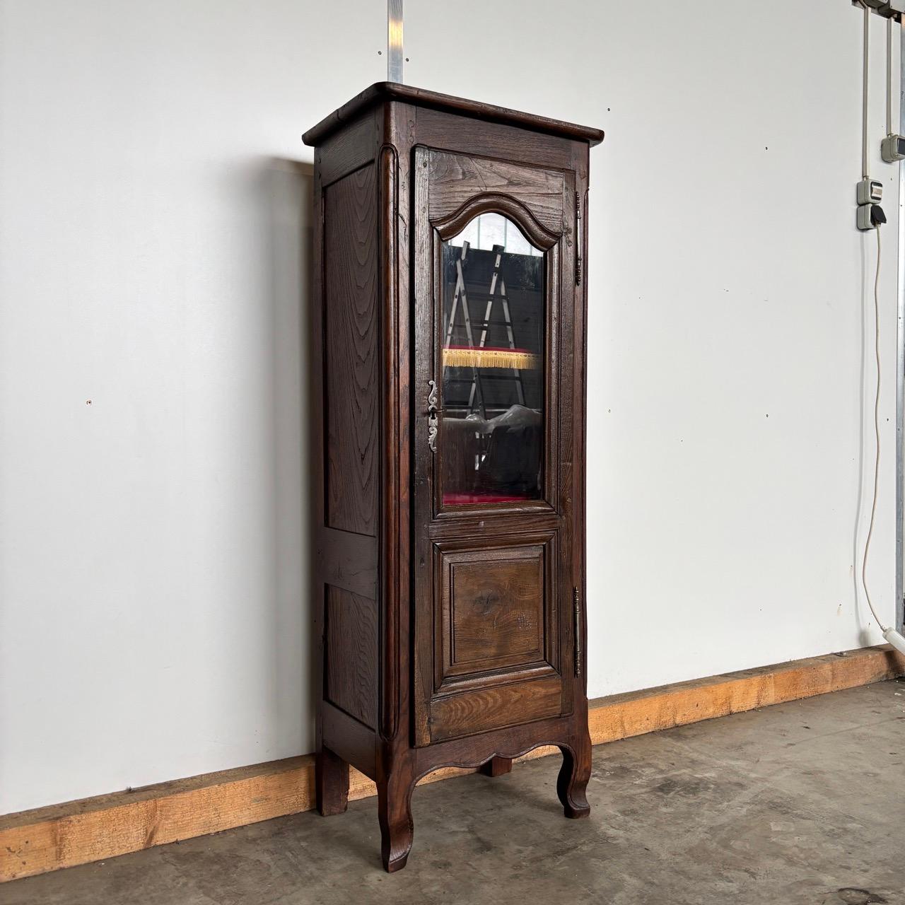 ✓ Haute qualité
Stylish & Noble
✓ Design/One
✓ Table en marbre assortie dans la gamme

Dimensions :
L : 57cm H : 150cm P : 37cm

Article : Vitrine ancienne, petite vitrine
Numéro d'article : 1106
Provenance : France, Lorrain vers 1780
MATERIAL :
