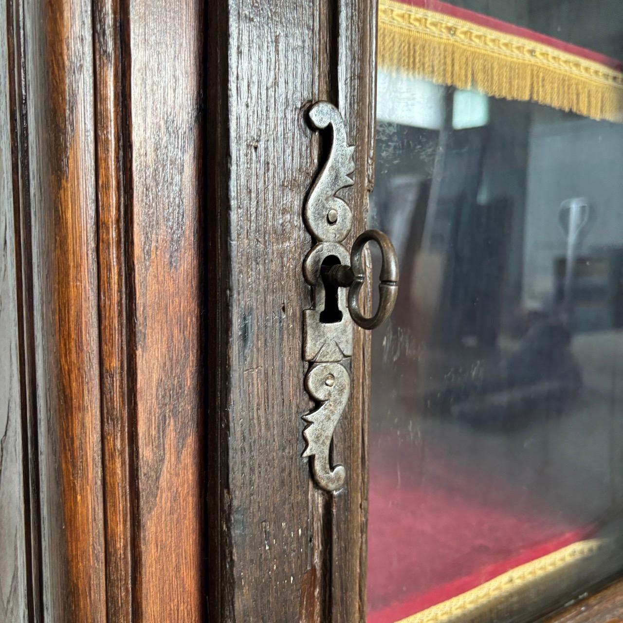 Vitrine ancienne  Lorraine vers 1780  Provençal  Chêne massif Bon état - En vente à Würzburg, DE