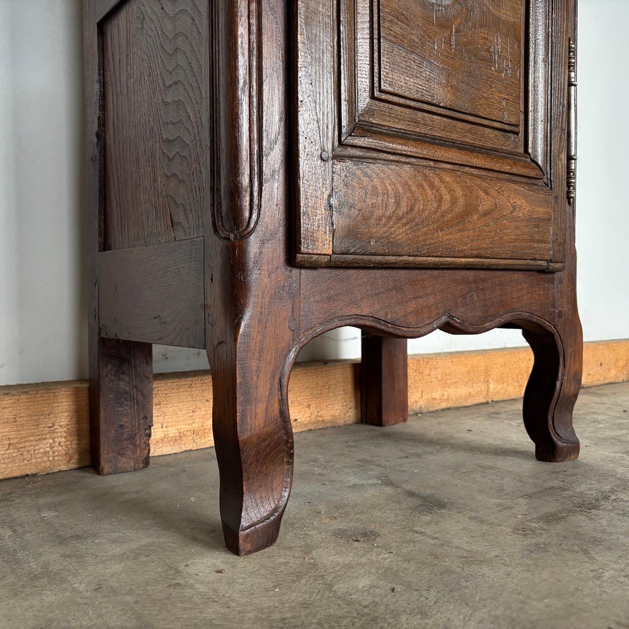 XVIIIe siècle Vitrine ancienne  Lorraine vers 1780  Provençal  Chêne massif en vente
