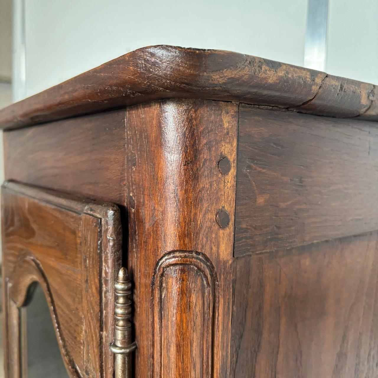 Vitrine ancienne  Lorraine vers 1780  Provençal  Chêne massif en vente 2