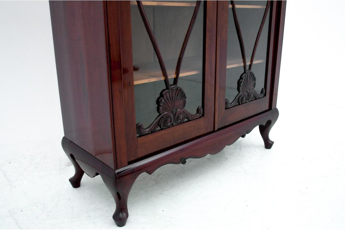 An antique vitrine from the beginning of the 20th century.

Very good condition. After professional renovation, polished finish.

Dimensions: Height 160 cm, width 106 cm, depth 41 cm.