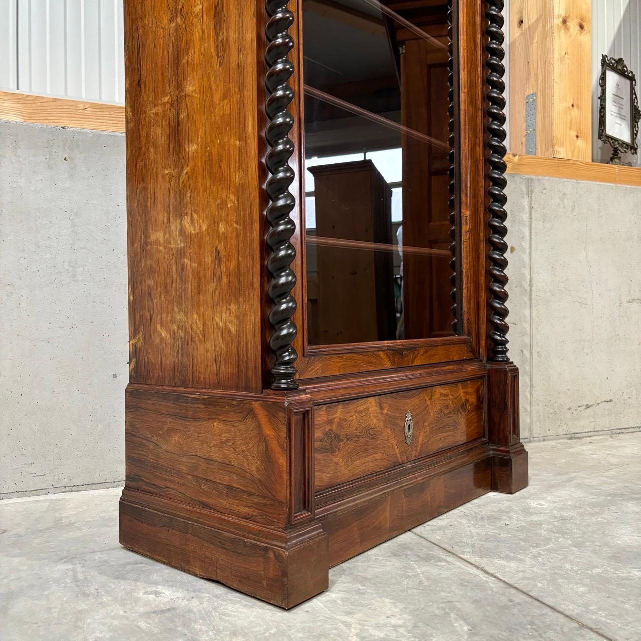Vitrine ancienne  noyer  historicisme  colonnes tournées 4