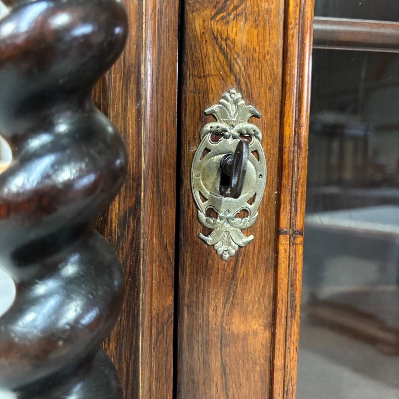 Vitrine ancienne  noyer  historicisme  colonnes tournées 6