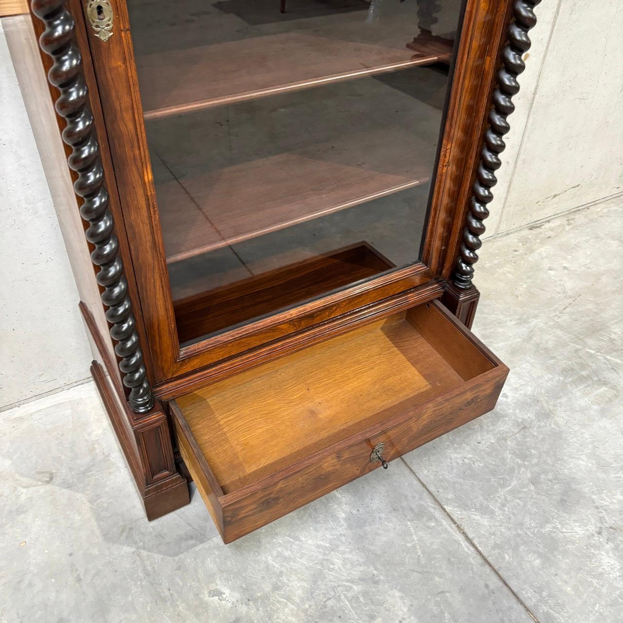 Vitrine ancienne  noyer  historicisme  colonnes tournées 12