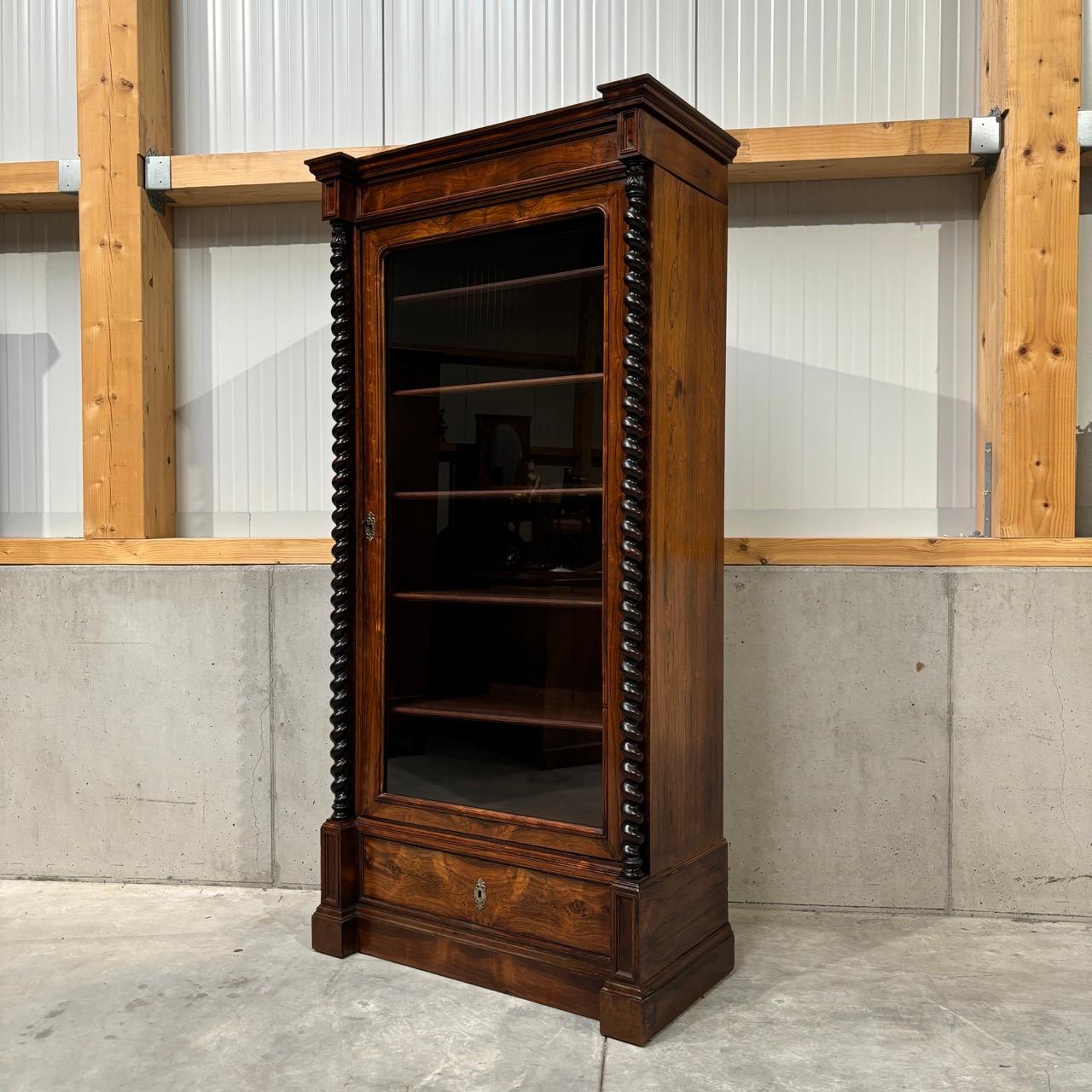 ✓ Pratique et élégante 
✓ Matériaux de haute qualité 
✓ Grande qualité de fabrication 

Dimensions : 
L : 101cm  H : 207cm  D : 48cm

Article : Vitrine ancienne
Numéro d'article : 1033
Provenance : Historicisme vers 1880 
MATERIAL : Noyer 
Couleur :