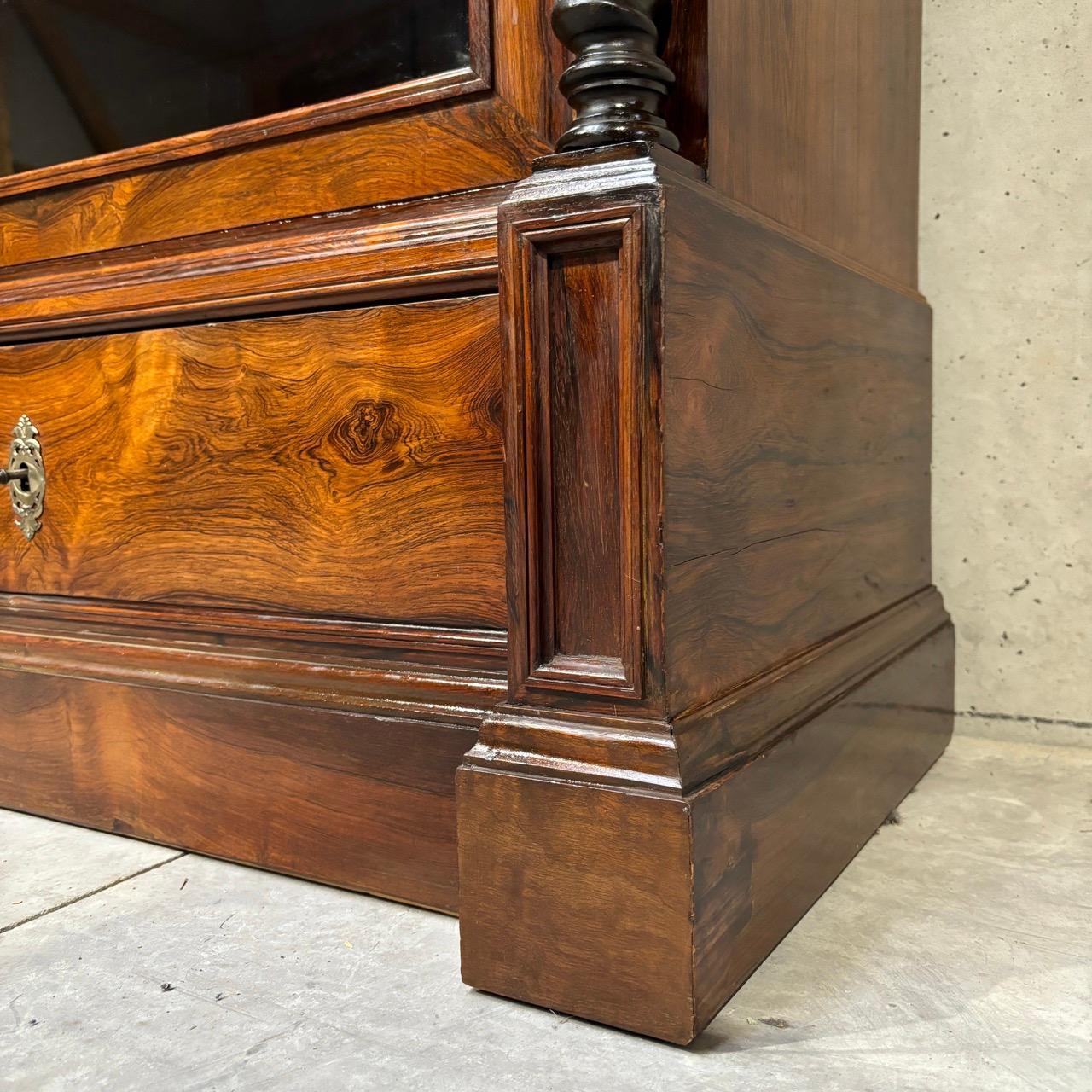 Vitrine ancienne  noyer  historicisme  colonnes tournées 14