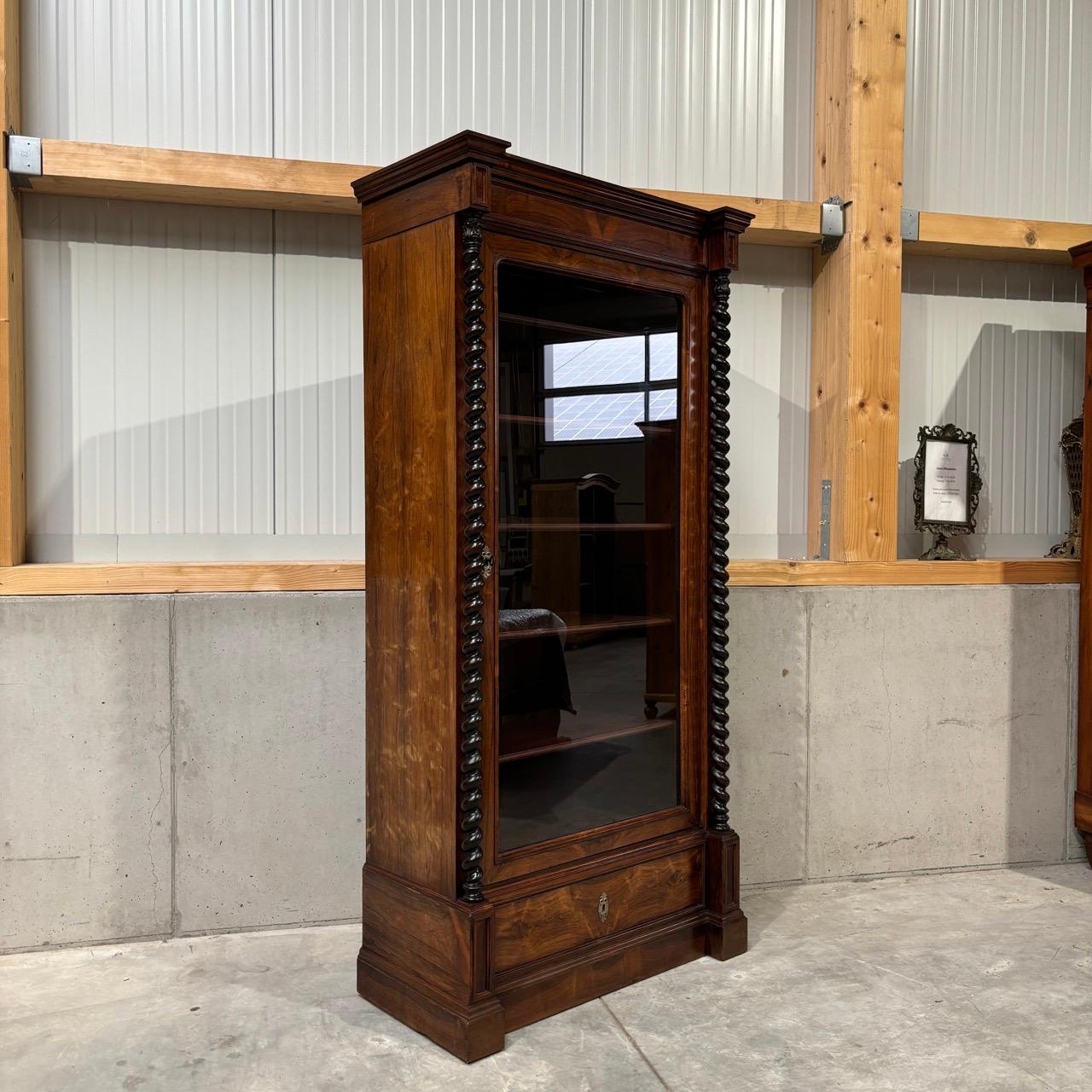 Vitrine ancienne  noyer  historicisme  colonnes tournées 2