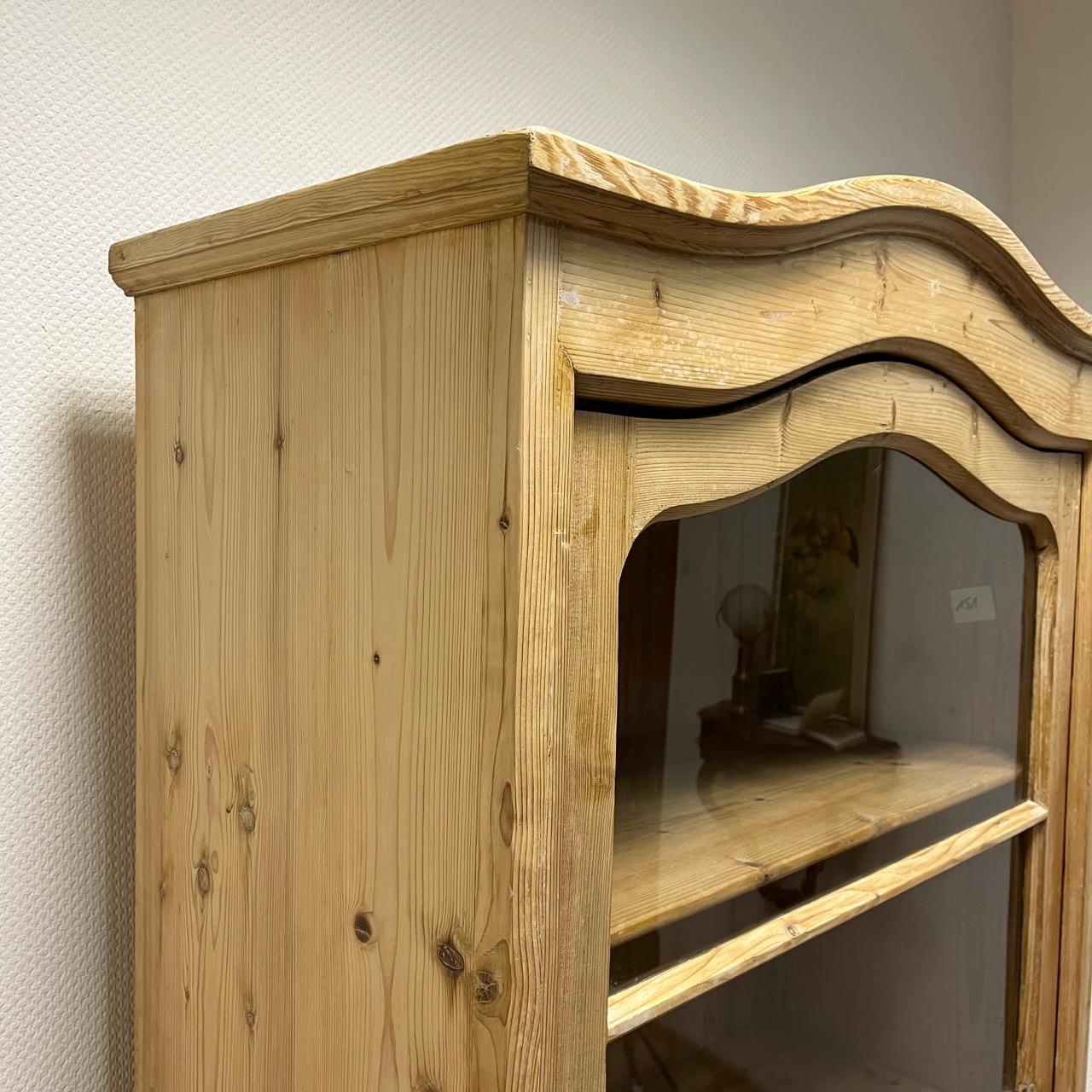 Antique display cabinet  Wilhelminian style around 1860  Spruce  Original loc In Good Condition For Sale In Würzburg, DE