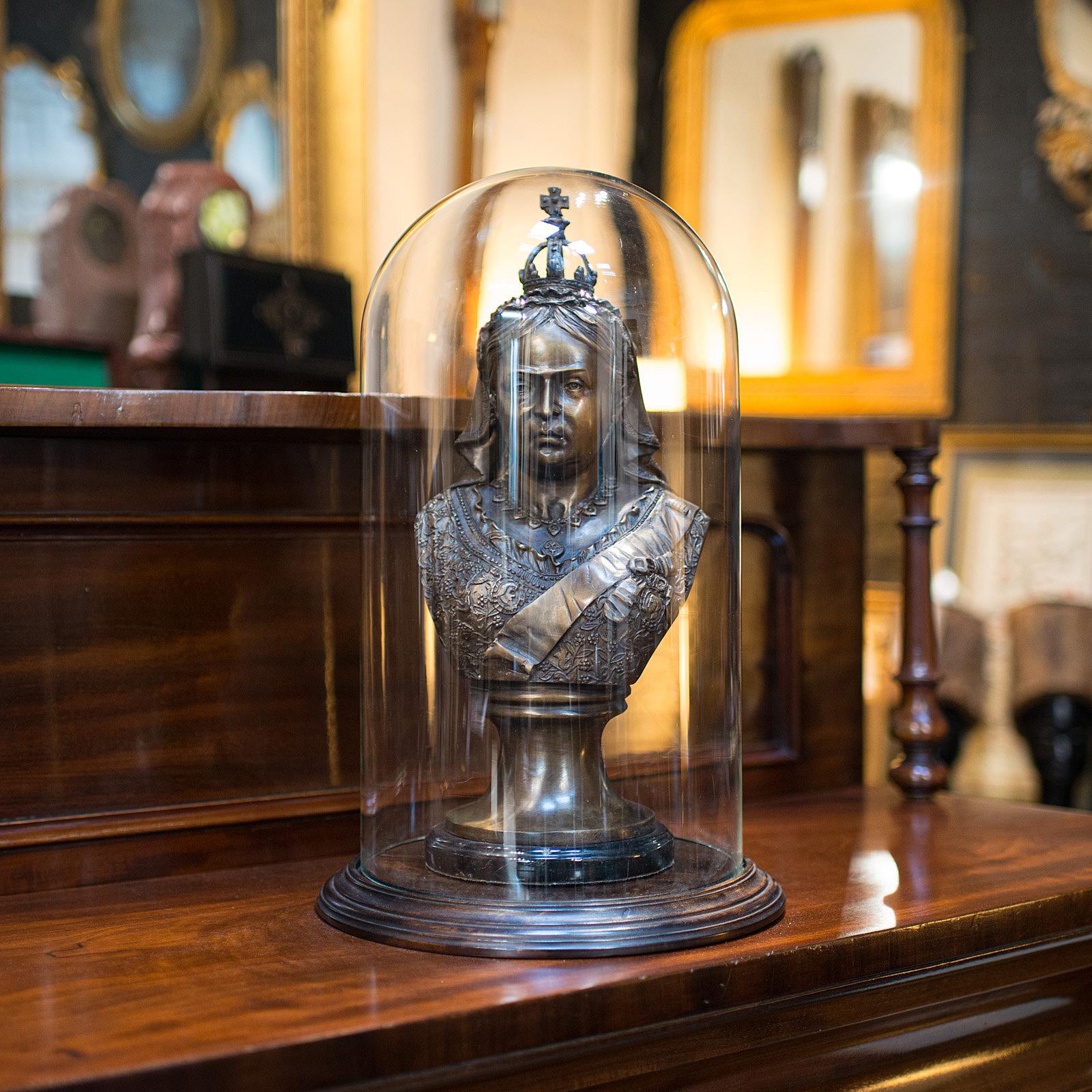 This is an antique display dome. An English, glass and mahogany taxidermy showcase, dating to the Victorian period, circa 1900.

Showcase your treasured items within Victorian glass
Displaying a desirable aged patina - free of marks or
