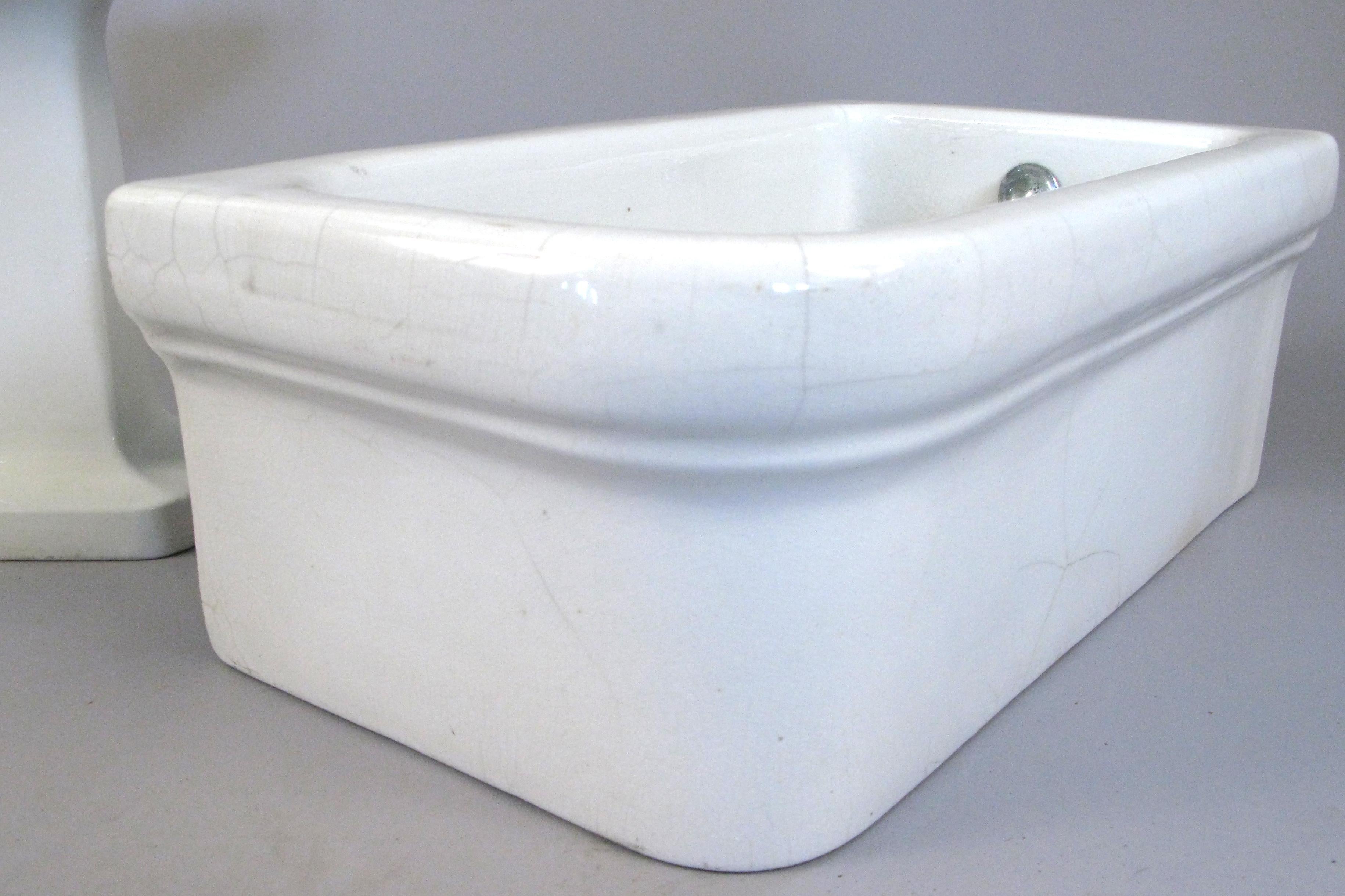 Antique Display Models of Pedestal Sink and Soaking Tub In Good Condition In Hudson, NY