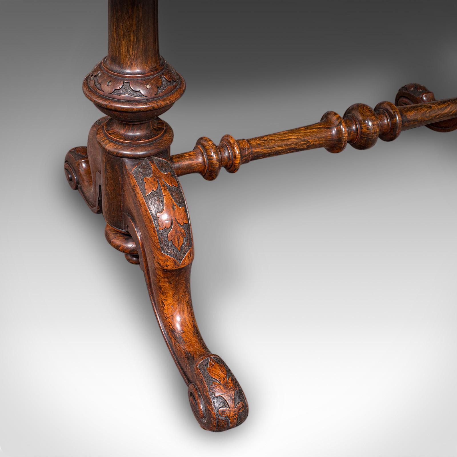 Table d'exposition ancienne, anglaise, ronce de noyer, 4 places, ovale, centrale, victorienne en vente 4