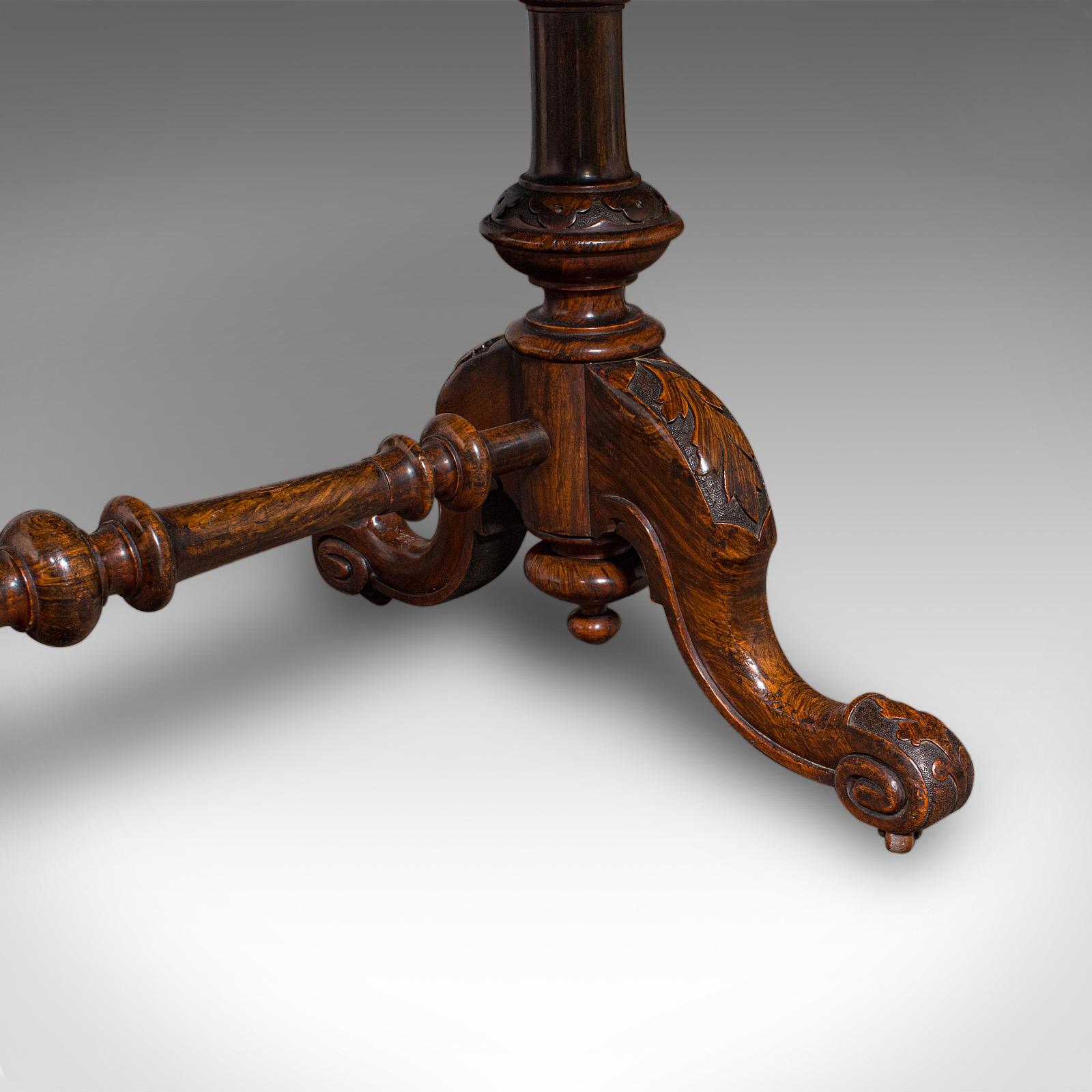 Table d'exposition ancienne, anglaise, ronce de noyer, 4 places, ovale, centrale, victorienne en vente 5