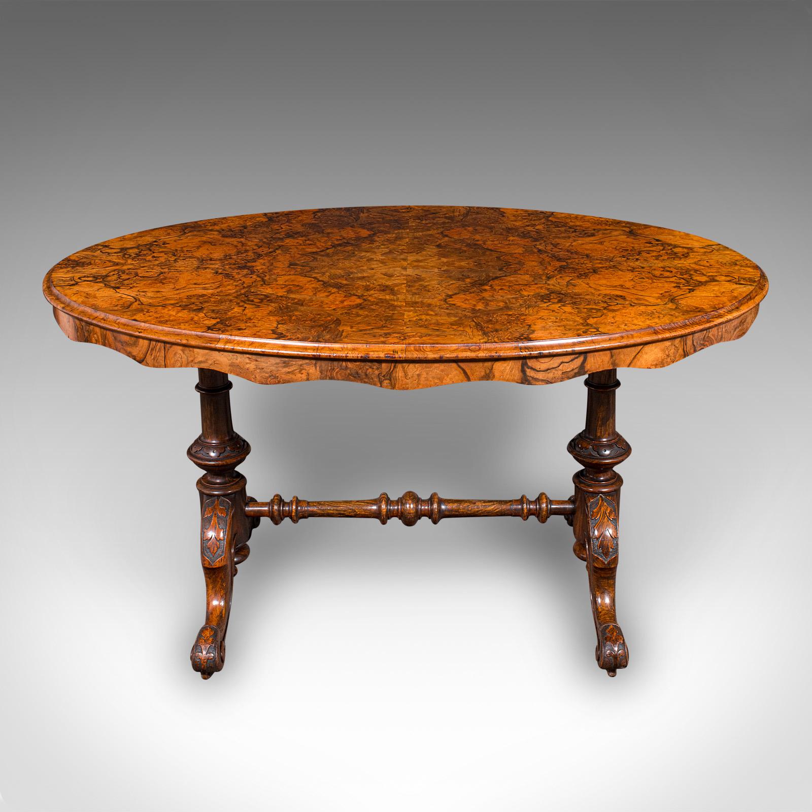 Britannique Table d'exposition ancienne, anglaise, ronce de noyer, 4 places, ovale, centrale, victorienne en vente