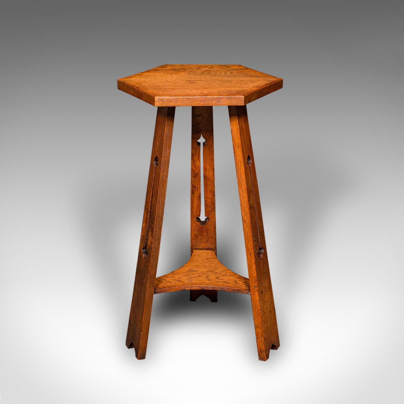 Se trata de una mesa de exposición antigua. Podio trípode inglés de roble a la manera de Liberty y del movimiento Arts & Crafts, de finales de la época victoriana, hacia 1900.

Forma llamativa, con parte superior hexagonal y atractivo aspecto Arts &