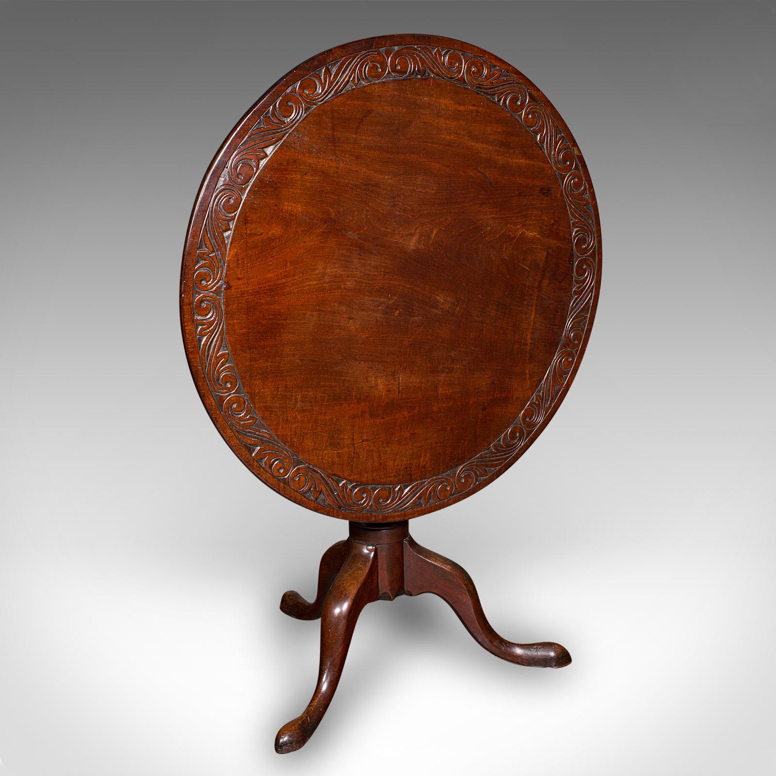
Si tratta di un antico tavolo da esposizione. Tavolo da ingresso inclinabile in noce, risalente al periodo georgiano e successivo, circa 1800.

Accentua un grande corridoio con una superba composizione floreale su questo raffinato tavolo