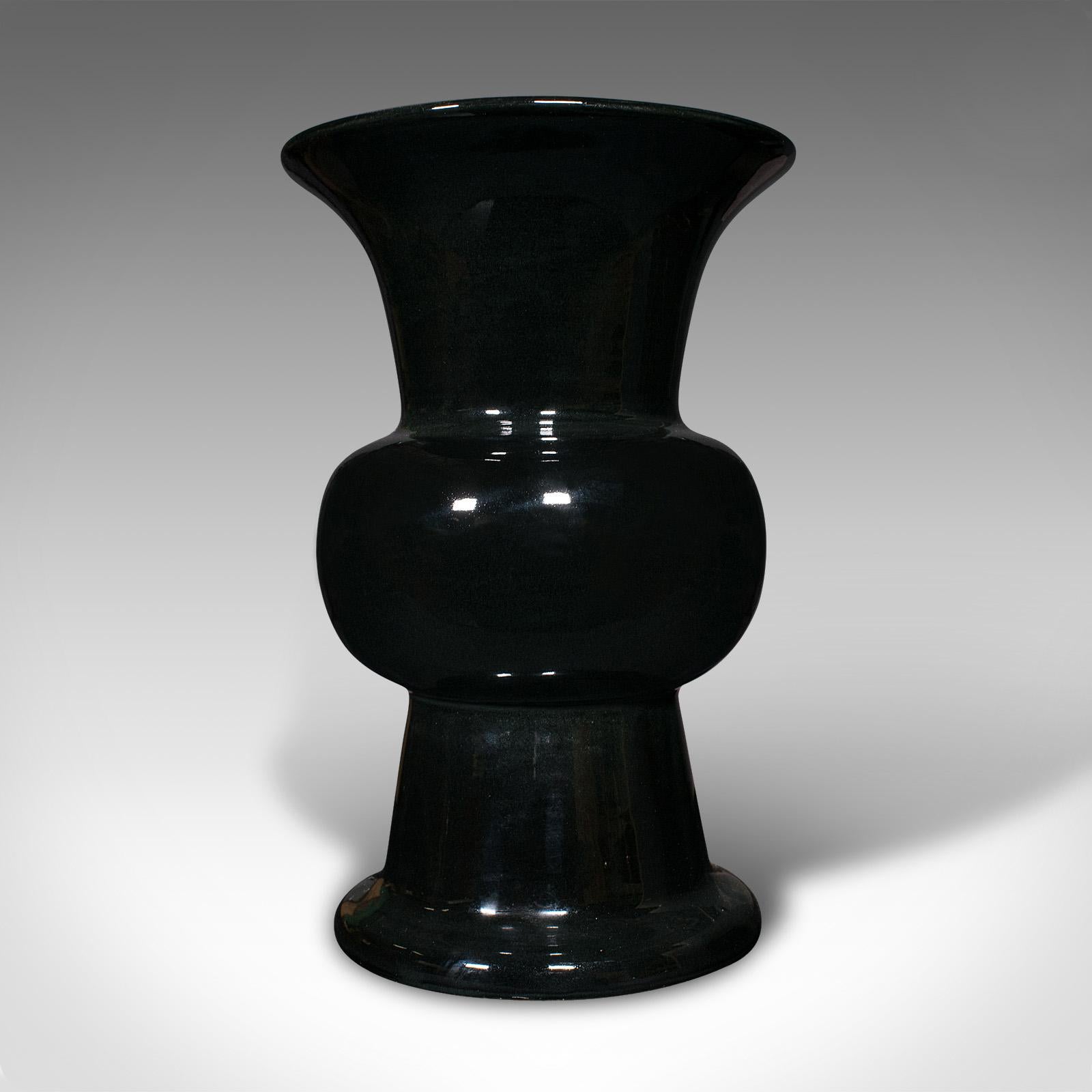 20ième siècle Vase d'exposition ancien anglais, céramique, urne à fleurs, forme rituelle, édouardienne, 1910 en vente