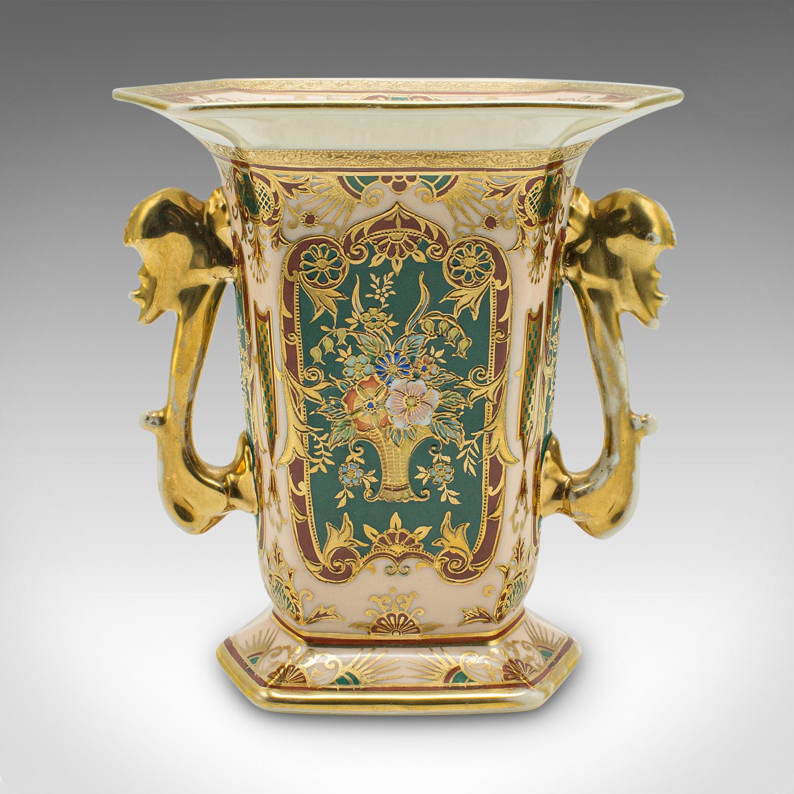 
Il s'agit d'un vase d'exposition ancien. Manchon à fleurs en céramique japonaise ornée de Noritake, datant du début du 20e siècle, vers 1920.

Vase à l'ornementation fascinante, d'une finition et d'une couleur brillantes.
Présente une patine