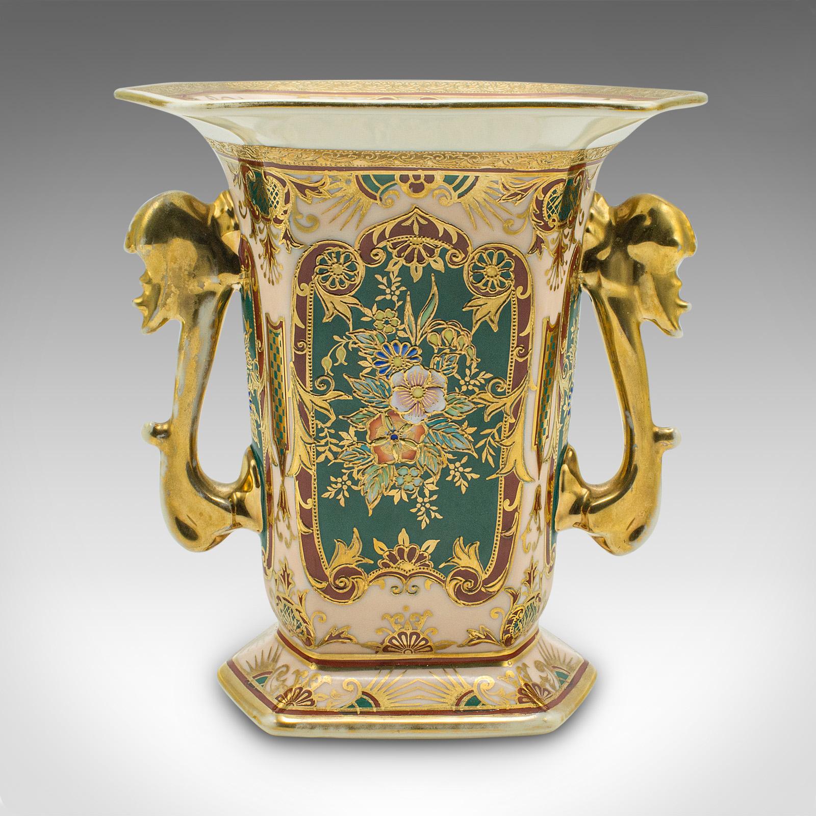 Japonais Vase d'exposition ancien japonais, céramique ornée, manches de fleurs, Noritake, vers 1920 en vente