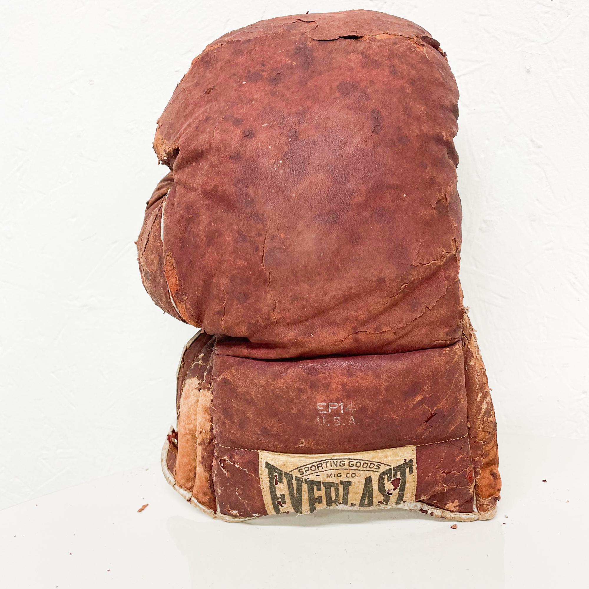Antique distress battered leather boxing glove Everlast USA
Right Hand
In distressed condition deterioration present. Vintage antique disrepair. Leather material on canvas is coming off. For decorative display use only.
7 W x 12 H x 6 D