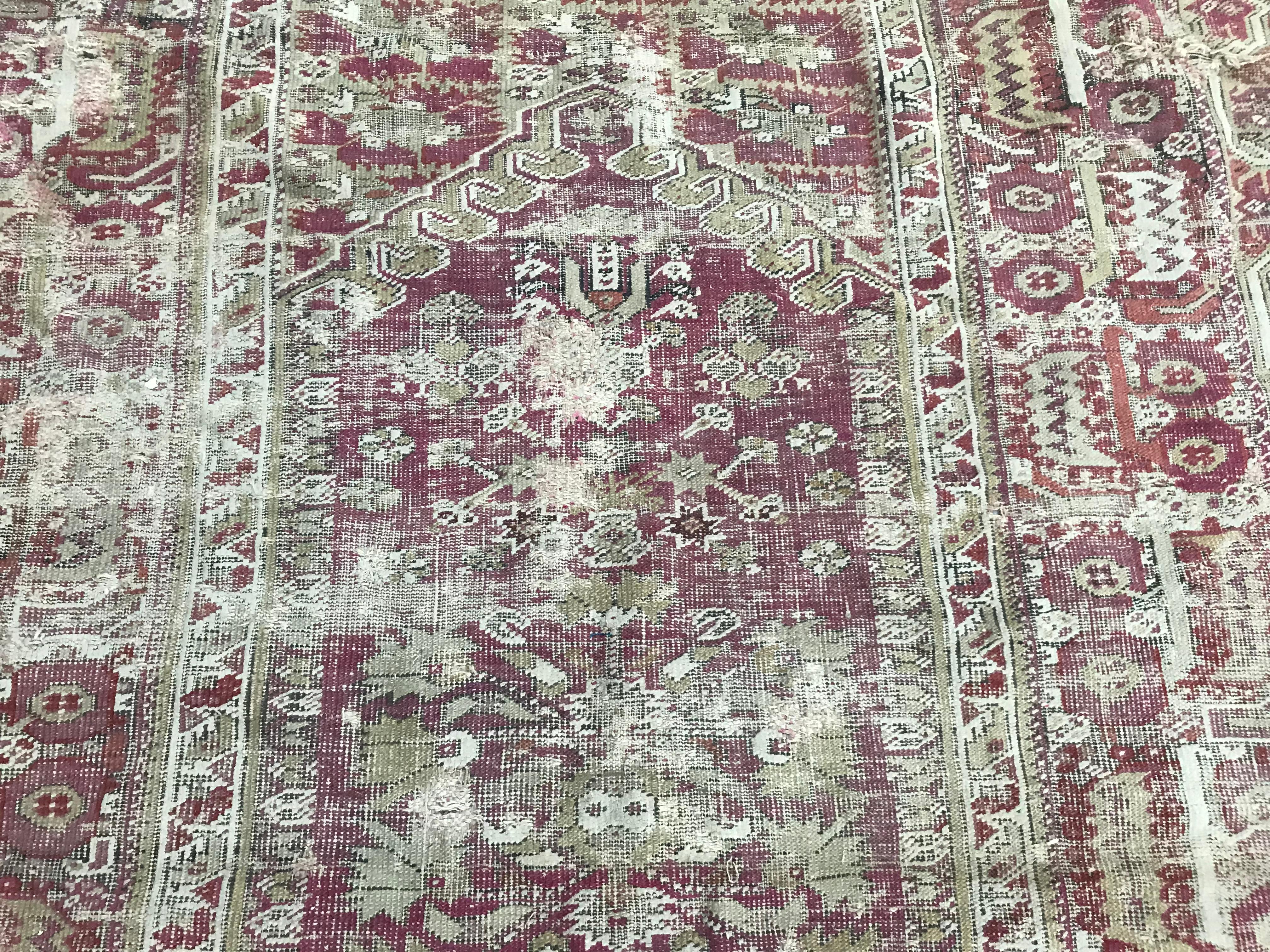 Antique Distressed 18th Century Turkish Ghyordes Rug In Distressed Condition In Saint Ouen, FR