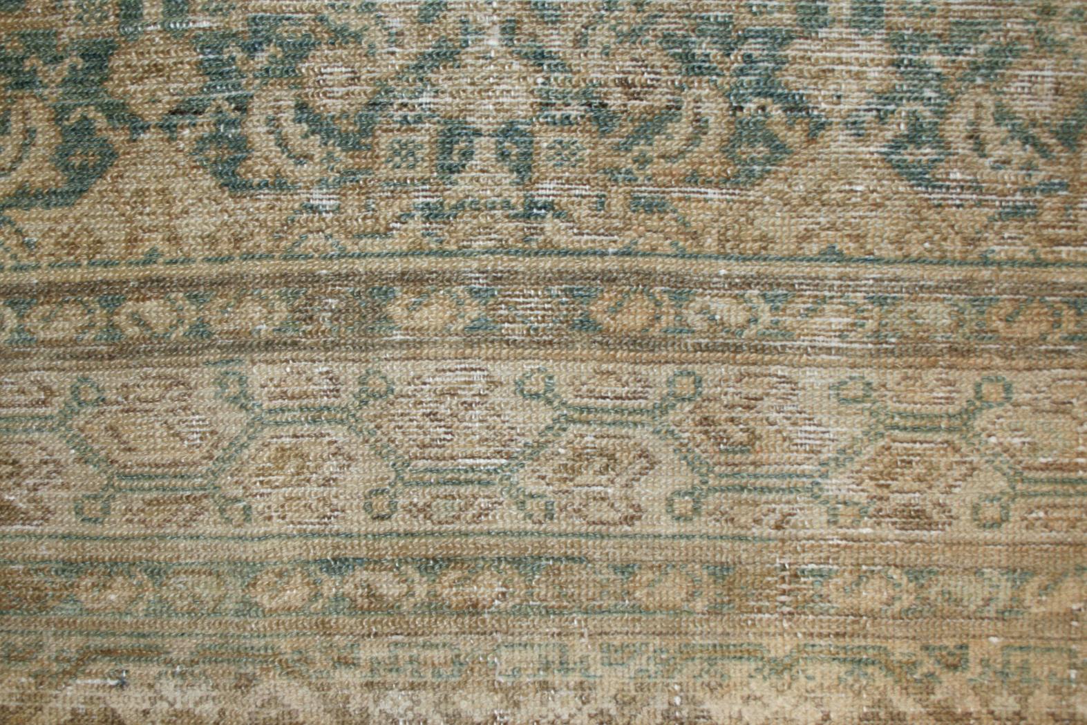 Les tapis anciens de Malayer de format kelleh (long et étroit) comptent parmi les plus élégants tissés à la fin du XIXe siècle. Les tapis de ce format étaient traditionnellement commandés pour décorer les grands couloirs des anciens palais