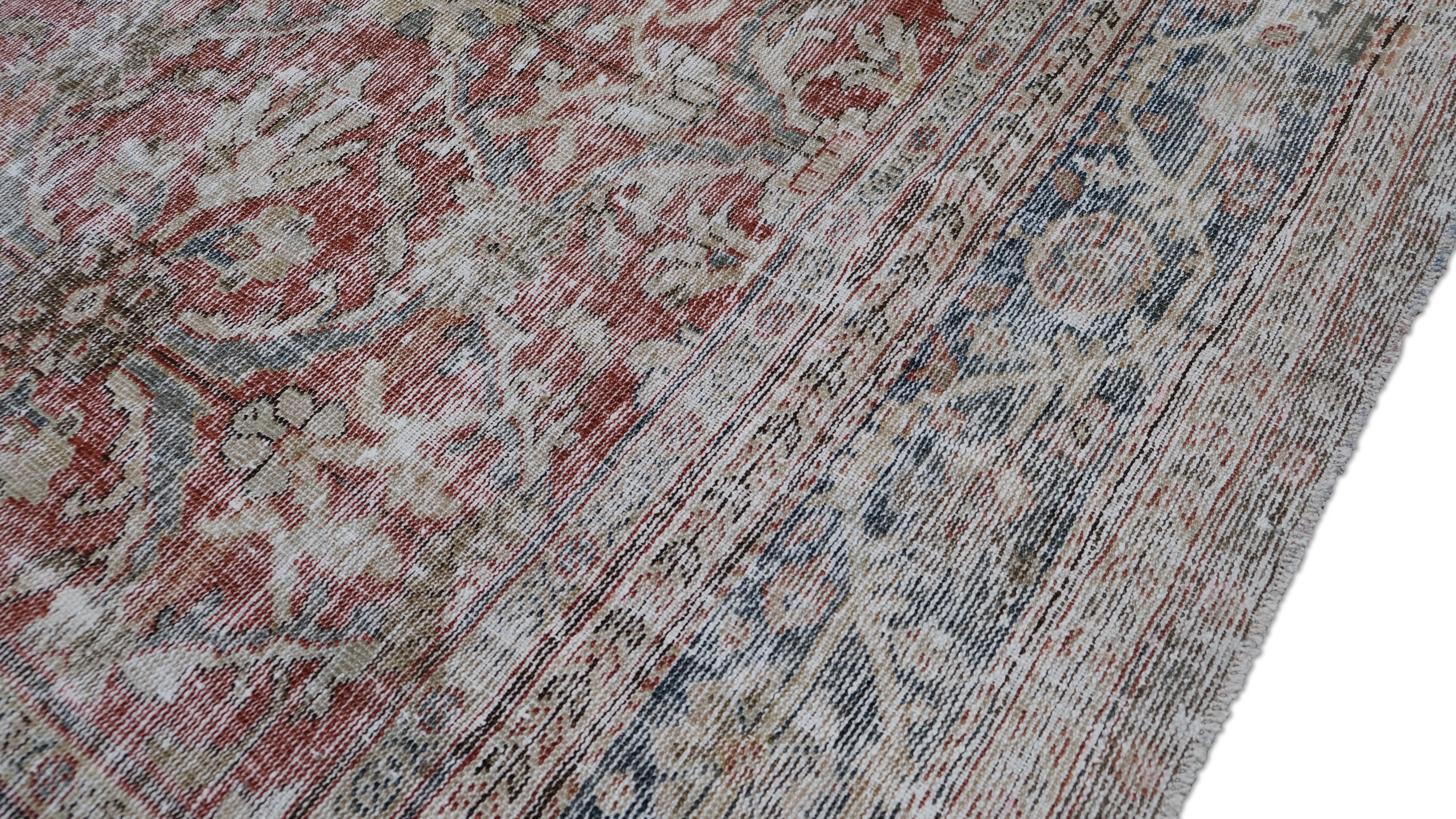Questo tappeto Antiques in lana annodato a mano emana un fascino vintage con il suo elegante motivo floreale invecchiato, ispirato alla ricca eredità della produzione di tappeti. L'intricato disegno floreale allover è abilmente intrecciato con